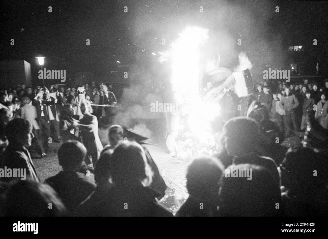 Burning Rabbit Noordwijkerhout, Carnival, 10. Februar 1970, Whizgle Dutch News: Historical Images Tailored for the Future. Erkunden Sie die Vergangenheit der Niederlande mit modernen Perspektiven durch Bilder von niederländischen Agenturen. Verbinden der Ereignisse von gestern mit den Erkenntnissen von morgen. Begeben Sie sich auf eine zeitlose Reise mit Geschichten, die unsere Zukunft prägen. Stockfoto