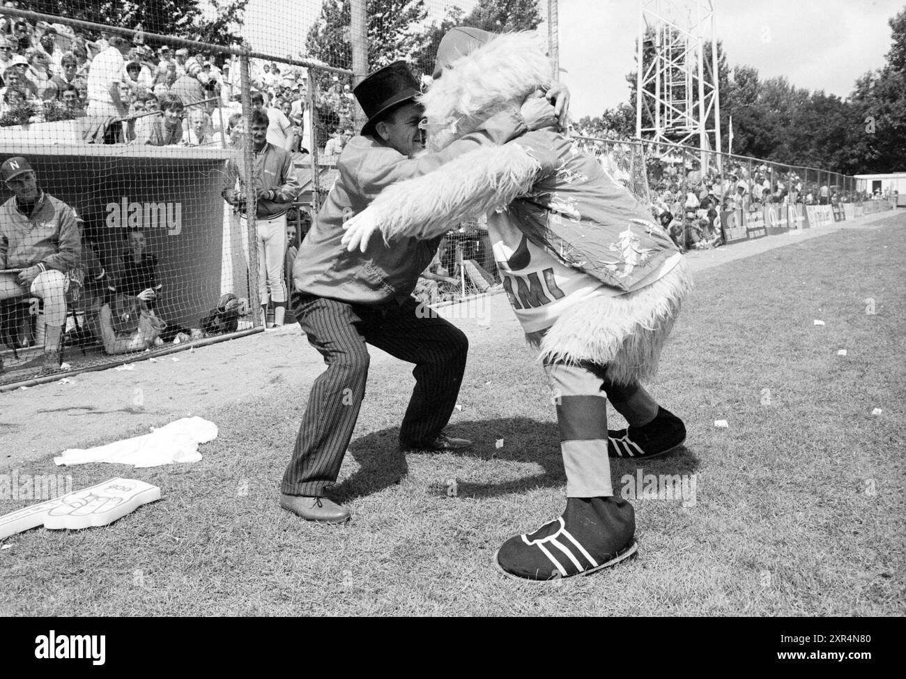 Hein Fischer mit der Miami Maniac World Cup 1986, Baseball World Championships 1986, 26-07-1986, Whizgle Dutch News: Historical Images Tailored for the Future. Erkunden Sie die Vergangenheit der Niederlande mit modernen Perspektiven durch Bilder von niederländischen Agenturen. Verbinden der Ereignisse von gestern mit den Erkenntnissen von morgen. Begeben Sie sich auf eine zeitlose Reise mit Geschichten, die unsere Zukunft prägen. Stockfoto