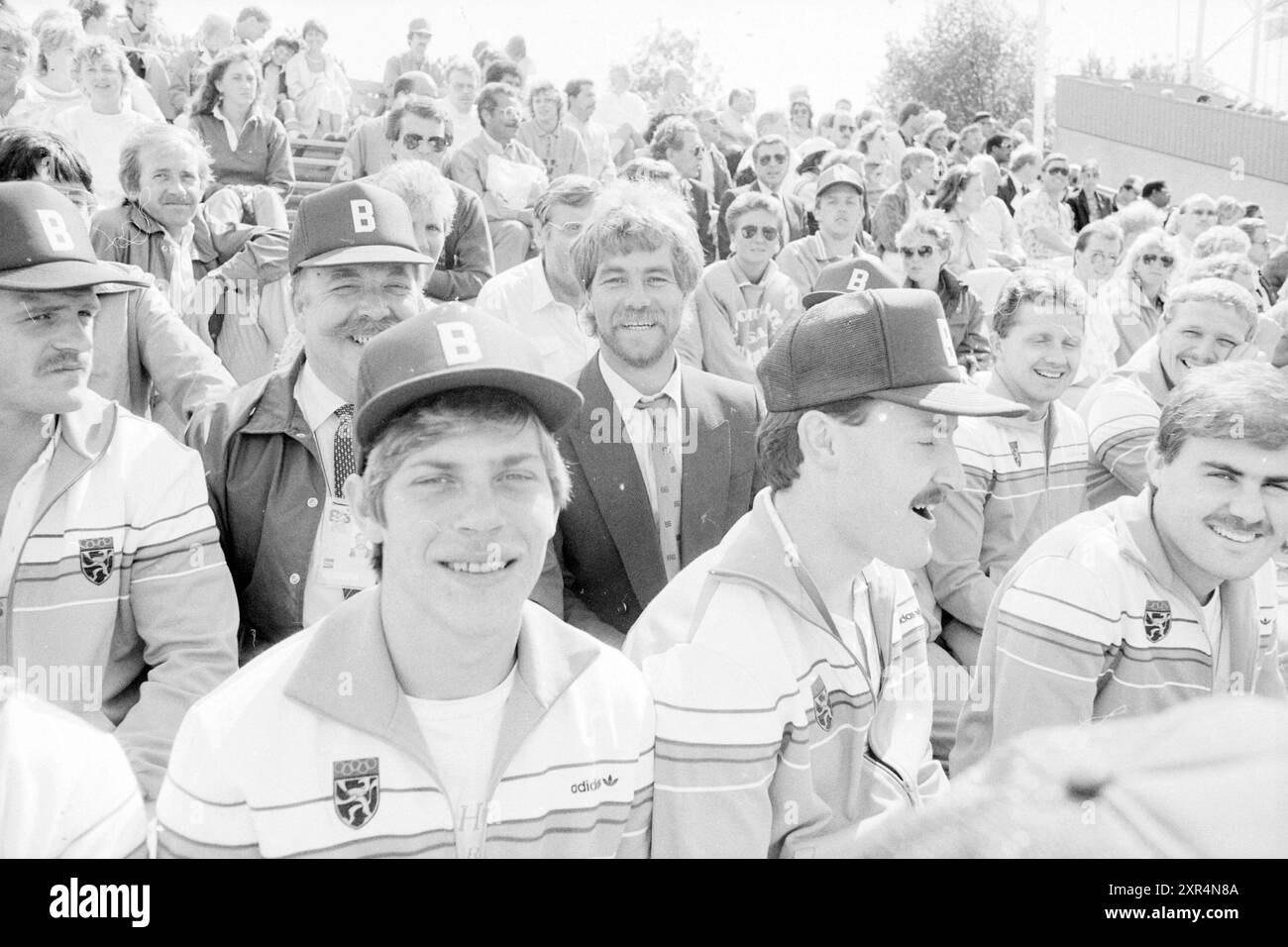 Spielerschüsse zwischen dem belgischen Team Edwin Waleveld, Baseball-Weltmeisterschaft 1986, 19.-07-1986, Whizgle Dutch News: Historische Bilder für die Zukunft. Erkunden Sie die Vergangenheit der Niederlande mit modernen Perspektiven durch Bilder von niederländischen Agenturen. Verbinden der Ereignisse von gestern mit den Erkenntnissen von morgen. Begeben Sie sich auf eine zeitlose Reise mit Geschichten, die unsere Zukunft prägen. Stockfoto