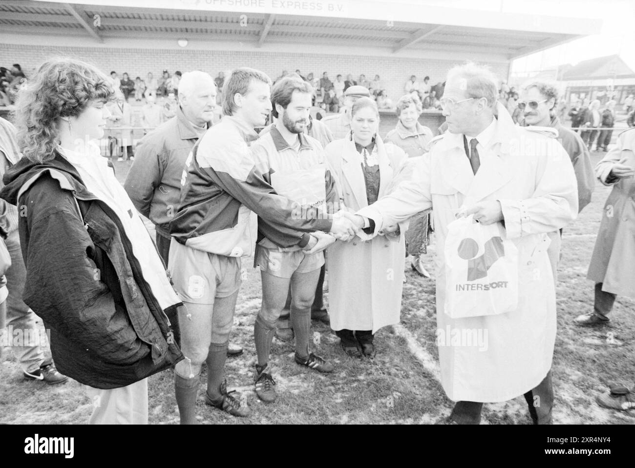 Wijk aan Zee, Football People and Trainer, Wijk aan Zee, 05-11-1989, Whizgle Dutch News: Historical Images Tailored for the Future. Erkunden Sie die Vergangenheit der Niederlande mit modernen Perspektiven durch Bilder von niederländischen Agenturen. Verbinden der Ereignisse von gestern mit den Erkenntnissen von morgen. Begeben Sie sich auf eine zeitlose Reise mit Geschichten, die unsere Zukunft prägen. Stockfoto