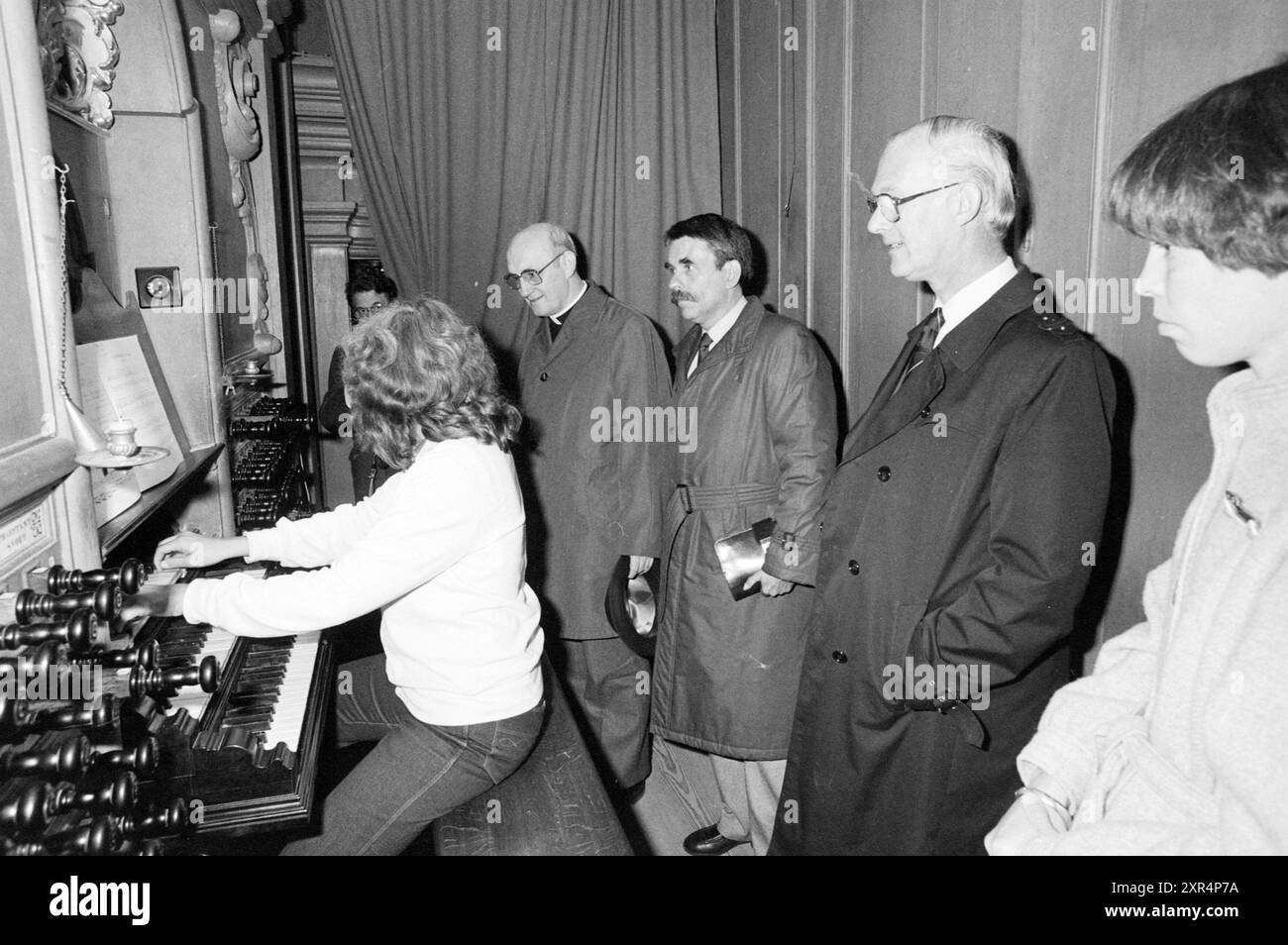 Bischof Bomers besucht St. Bavo, Kirchen, römisch-katholische Kirche, 20-05-1984, Whizgle Dutch News: Historische Bilder zugeschnitten auf die Zukunft. Erkunden Sie die Vergangenheit der Niederlande mit modernen Perspektiven durch Bilder von niederländischen Agenturen. Verbinden der Ereignisse von gestern mit den Erkenntnissen von morgen. Begeben Sie sich auf eine zeitlose Reise mit Geschichten, die unsere Zukunft prägen. Stockfoto