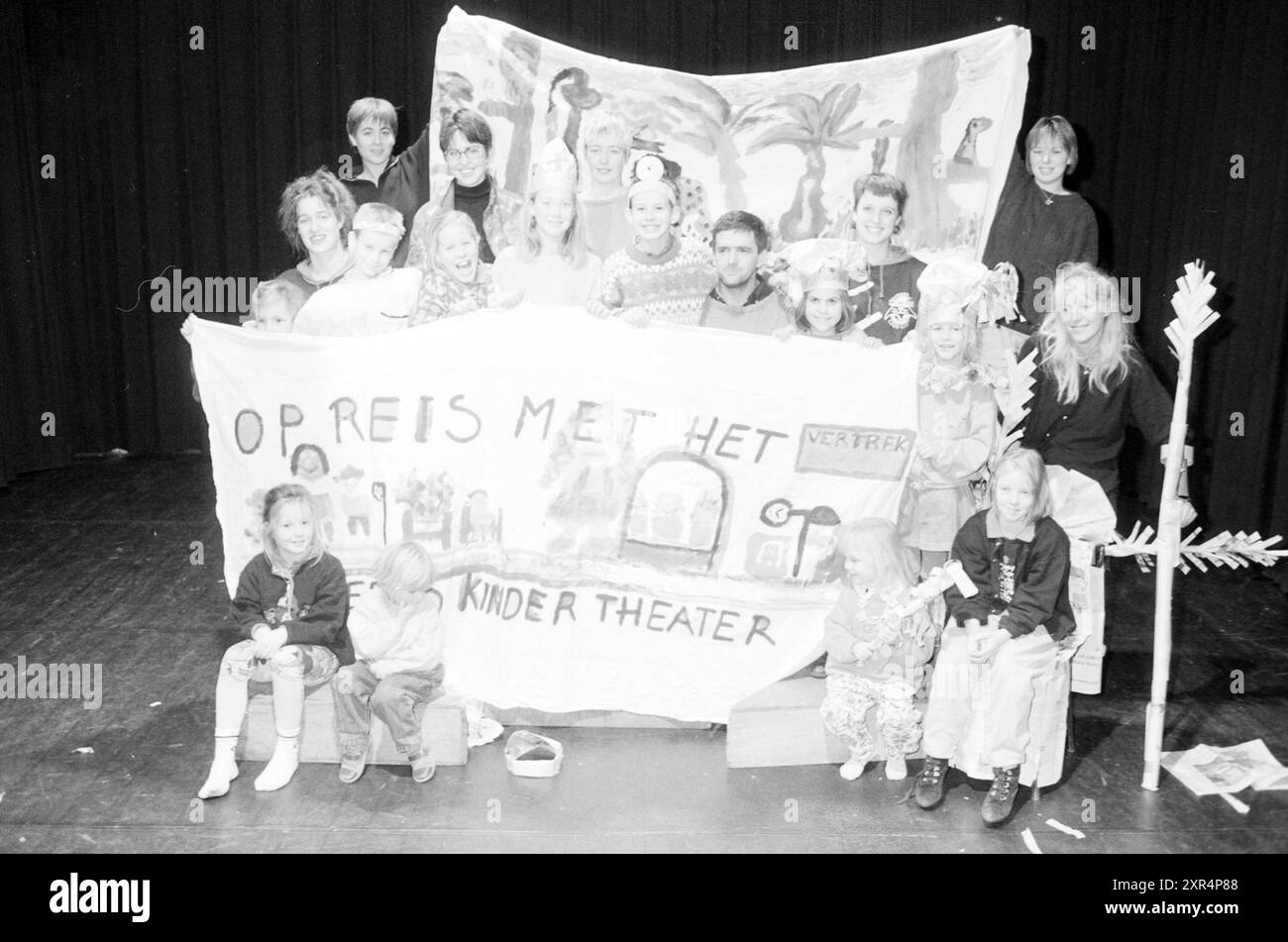 World Children's Theater, Egelantier, 23. 11. 1991, Whizgle Dutch News: Historical Images Tailored for the Future. Erkunden Sie die Vergangenheit der Niederlande mit modernen Perspektiven durch Bilder von niederländischen Agenturen. Verbinden der Ereignisse von gestern mit den Erkenntnissen von morgen. Begeben Sie sich auf eine zeitlose Reise mit Geschichten, die unsere Zukunft prägen. Stockfoto