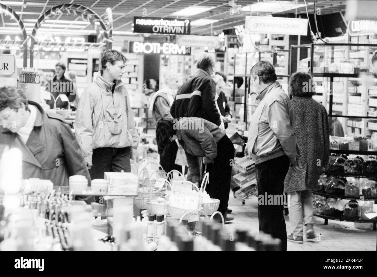 Shopping im Stadtzentrum von St. Nicolaas, Geschäfte und Kioske, 12. 04. 12. 04. 1985, Whizgle Dutch News: Historische Bilder für die Zukunft. Erkunden Sie die Vergangenheit der Niederlande mit modernen Perspektiven durch Bilder von niederländischen Agenturen. Verbinden der Ereignisse von gestern mit den Erkenntnissen von morgen. Begeben Sie sich auf eine zeitlose Reise mit Geschichten, die unsere Zukunft prägen. Stockfoto