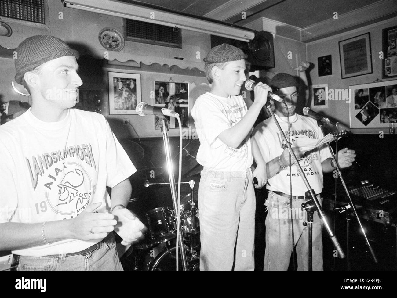 Themenabend „Sie können das heute auf der Bühne machen“ in Taverna Imperial, Korte Veerstraat 3, Haarlem, Korte Veerstraat, Niederlande, 12-05-1995, Whizgle Dutch News: Historical Images Tailored for the Future. Erkunden Sie die Vergangenheit der Niederlande mit modernen Perspektiven durch Bilder von niederländischen Agenturen. Verbinden der Ereignisse von gestern mit den Erkenntnissen von morgen. Begeben Sie sich auf eine zeitlose Reise mit Geschichten, die unsere Zukunft prägen. Stockfoto