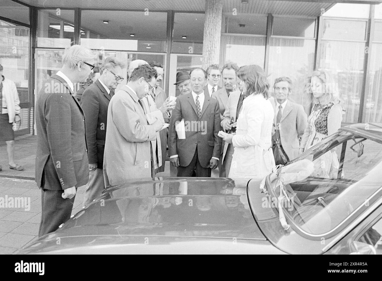 Burg. Beverwijk Buys the Harmonie, Burgemeesters Lot, 31-05-1972, Whizgle Dutch News: Historical Images Tailored for the Future. Erkunden Sie die Vergangenheit der Niederlande mit modernen Perspektiven durch Bilder von niederländischen Agenturen. Verbinden der Ereignisse von gestern mit den Erkenntnissen von morgen. Begeben Sie sich auf eine zeitlose Reise mit Geschichten, die unsere Zukunft prägen. Stockfoto