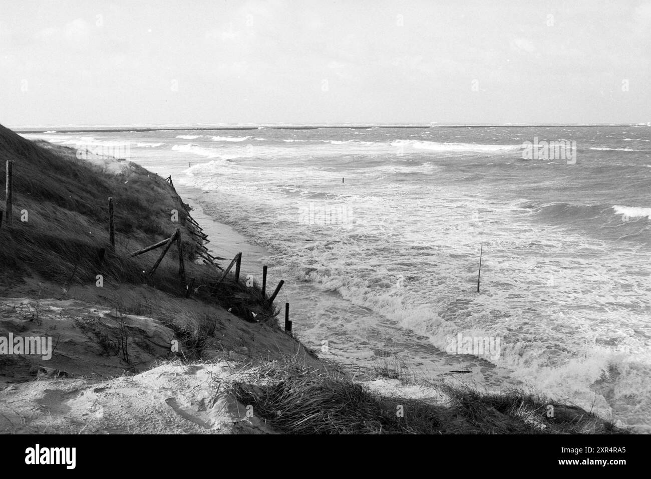 Strand durch Flut geschlossen, IJmuiden, Niederlande, 00-02-1989, Whizgle Dutch News: Historische Bilder zugeschnitten auf die Zukunft. Erkunden Sie die Vergangenheit der Niederlande mit modernen Perspektiven durch Bilder von niederländischen Agenturen. Verbinden der Ereignisse von gestern mit den Erkenntnissen von morgen. Begeben Sie sich auf eine zeitlose Reise mit Geschichten, die unsere Zukunft prägen. Stockfoto