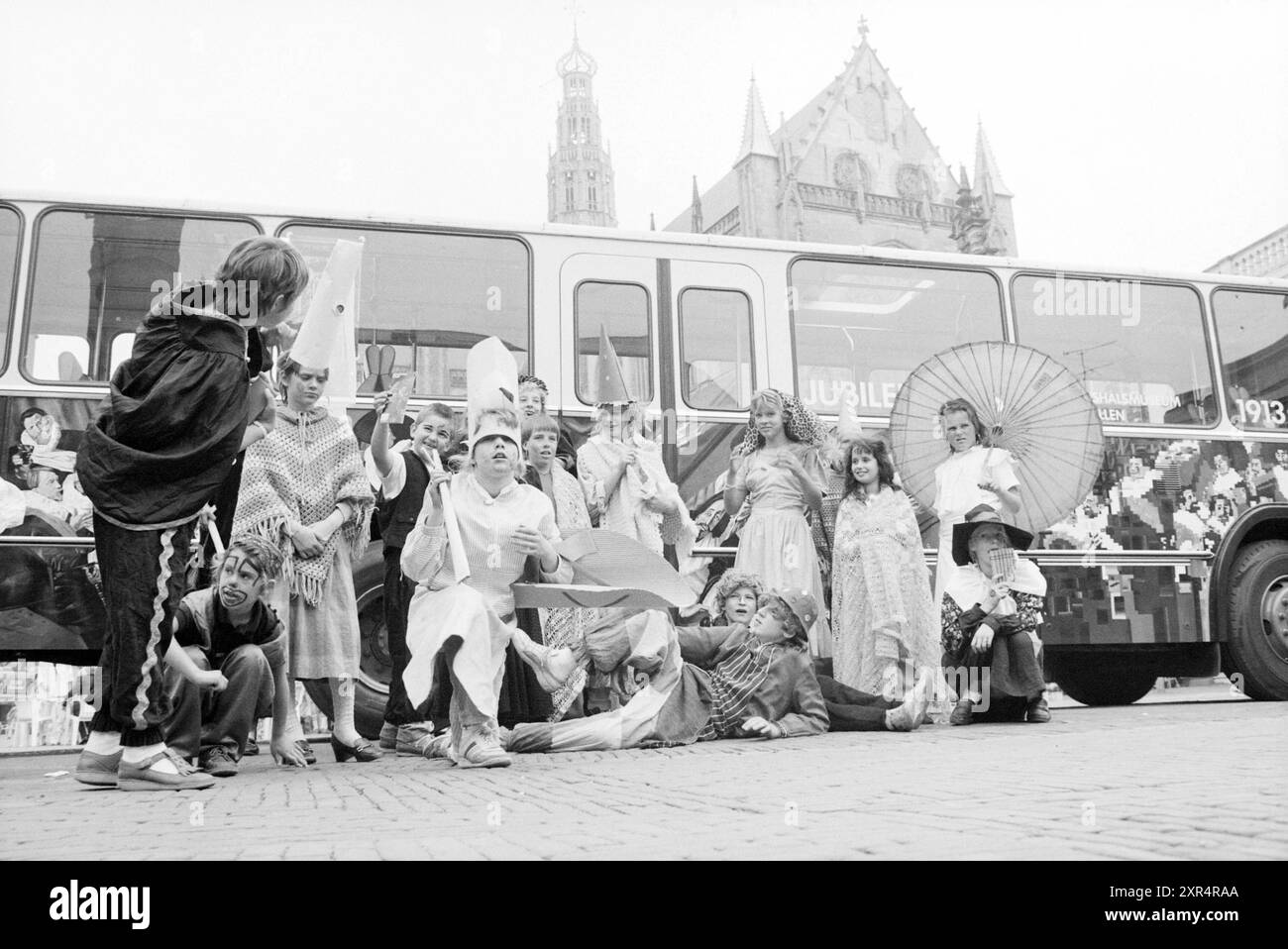 Museumsbus auf dem Grote Markt mit Personal, Bussen, Bustouren, Haarlem, Grote Markt, the Netherlands, 12-08-1987, Whizgle Dutch News: historische Bilder für die Zukunft. Erkunden Sie die Vergangenheit der Niederlande mit modernen Perspektiven durch Bilder von niederländischen Agenturen. Verbinden der Ereignisse von gestern mit den Erkenntnissen von morgen. Begeben Sie sich auf eine zeitlose Reise mit Geschichten, die unsere Zukunft prägen. Stockfoto