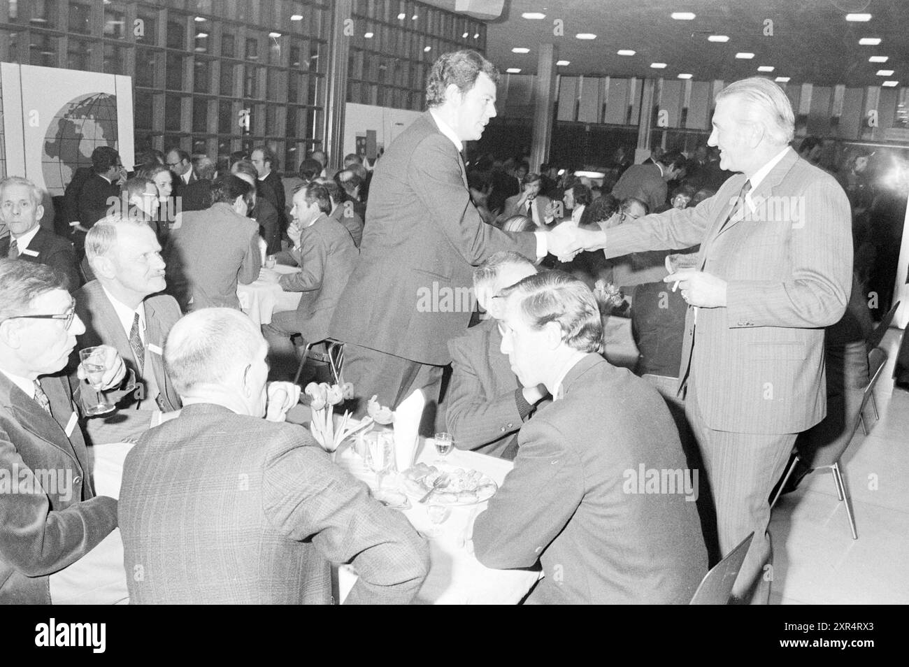 Whizgle Dutch News: Historische Bilder für die Zukunft. Erkunden Sie die Vergangenheit der Niederlande mit modernen Perspektiven durch Bilder von niederländischen Agenturen. Verbinden der Ereignisse von gestern mit den Erkenntnissen von morgen. Begeben Sie sich auf eine zeitlose Reise mit Geschichten, die unsere Zukunft prägen. Stockfoto