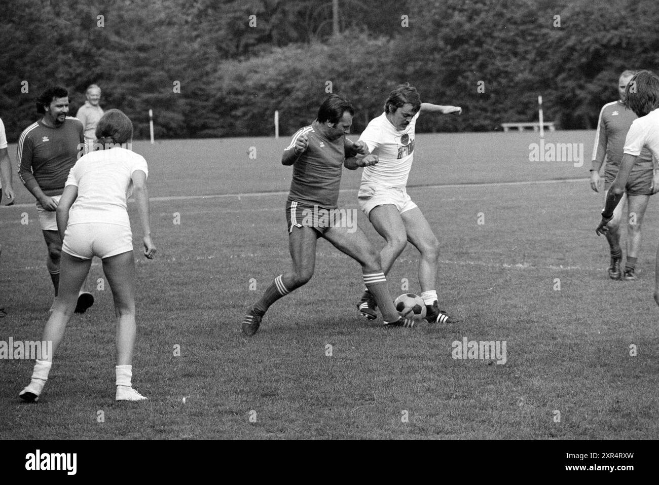 Fußball zwischen zwei gemischten Gelegenheitsmannschaften. Ein Team mit Hemdaufschrift „ariola“, Whizgle Dutch News: Historische Bilder für die Zukunft. Erkunden Sie die Vergangenheit der Niederlande mit modernen Perspektiven durch Bilder von niederländischen Agenturen. Verbinden der Ereignisse von gestern mit den Erkenntnissen von morgen. Begeben Sie sich auf eine zeitlose Reise mit Geschichten, die unsere Zukunft prägen. Stockfoto