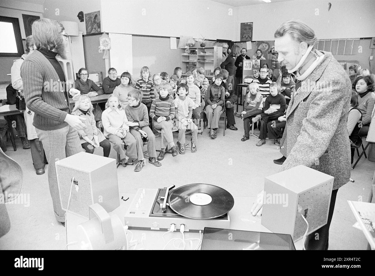 Klassenzimmer mit Kindern mit Lernschwierigkeiten Rekordspieler, zwei Männer schütteln die Hand. Zweiter Fotograf anwesend, 00-00-1976, Whizgle Dutch News: Historical Images Tailored for the Future. Erkunden Sie die Vergangenheit der Niederlande mit modernen Perspektiven durch Bilder von niederländischen Agenturen. Verbinden der Ereignisse von gestern mit den Erkenntnissen von morgen. Begeben Sie sich auf eine zeitlose Reise mit Geschichten, die unsere Zukunft prägen. Stockfoto