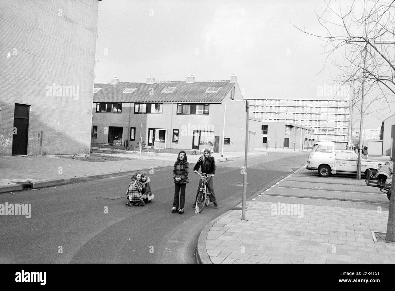 Wohngebiete in Haarlem, Wohngebiete, 26-02-1974, Whizgle Dutch News: Historische Bilder zugeschnitten auf die Zukunft. Erkunden Sie die Vergangenheit der Niederlande mit modernen Perspektiven durch Bilder von niederländischen Agenturen. Verbinden der Ereignisse von gestern mit den Erkenntnissen von morgen. Begeben Sie sich auf eine zeitlose Reise mit Geschichten, die unsere Zukunft prägen. Stockfoto