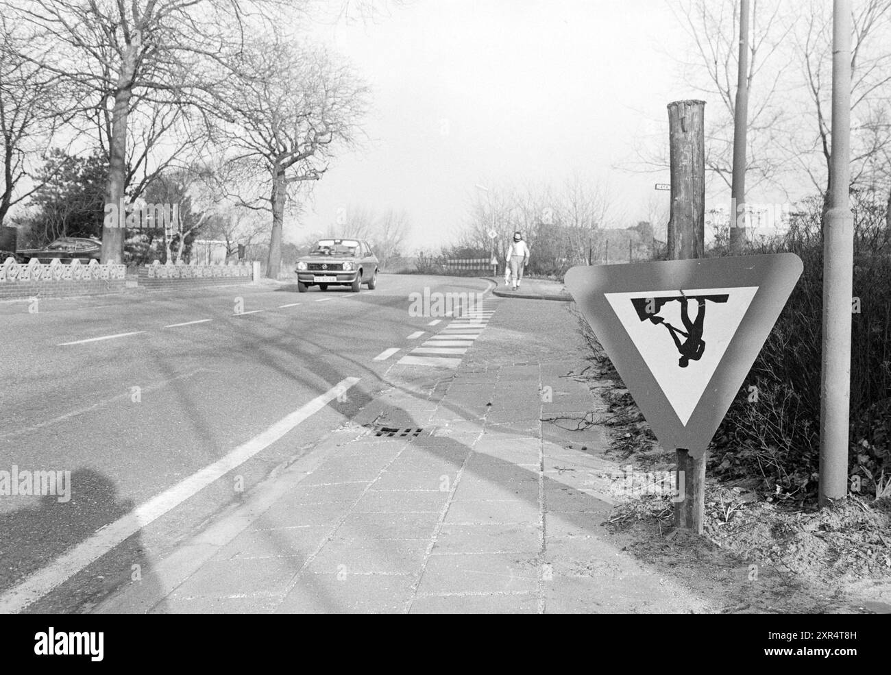 Inverted Sign work in Progress Noordwijkerhout, Signs, Noordwijkerhout, 08-02-1986, Whizgle Dutch News: Historische Bilder zugeschnitten auf die Zukunft. Erkunden Sie die Vergangenheit der Niederlande mit modernen Perspektiven durch Bilder von niederländischen Agenturen. Verbinden der Ereignisse von gestern mit den Erkenntnissen von morgen. Begeben Sie sich auf eine zeitlose Reise mit Geschichten, die unsere Zukunft prägen. Stockfoto