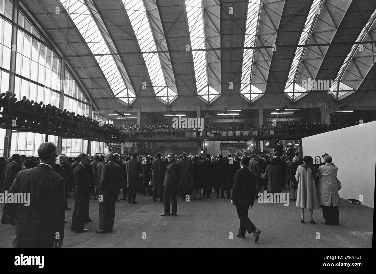 Vizepräsident Lyndon B. Johnson bei der R.A.I., Exhibitions, Amsterdam, Europaplein, Nederland, 11.07.1963, Whizgle Dutch News: Historical Images Tailored for the Future. Erkunden Sie die Vergangenheit der Niederlande mit modernen Perspektiven durch Bilder von niederländischen Agenturen. Verbinden der Ereignisse von gestern mit den Erkenntnissen von morgen. Begeben Sie sich auf eine zeitlose Reise mit Geschichten, die unsere Zukunft prägen. Stockfoto