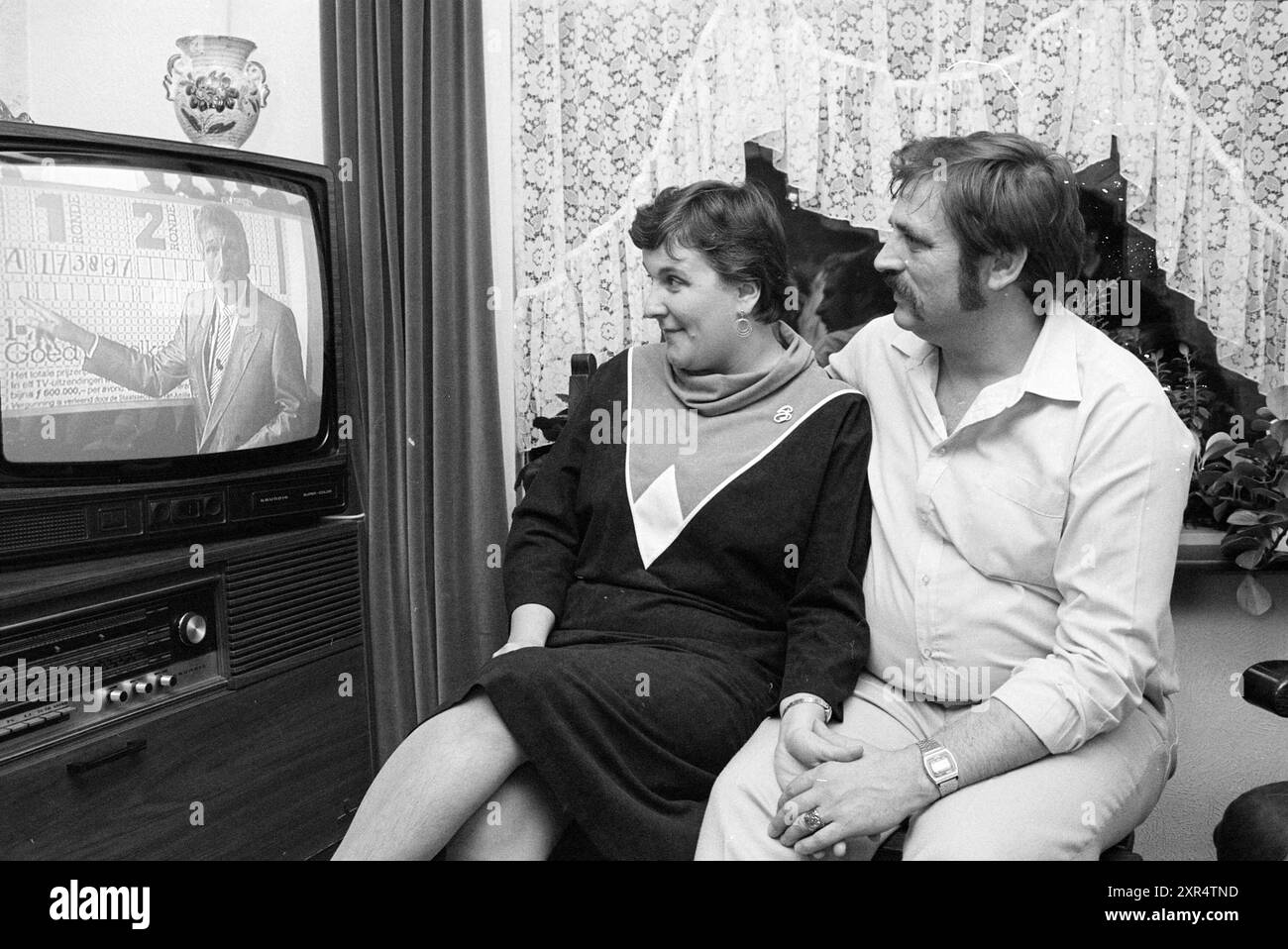 Family Rovers Gewinner 1-2-3 Show, Personen, Preise, IJmuiden, Niederlande, 27-11-1984, Whizgle Dutch News: Historical Images Tailored for the Future. Erkunden Sie die Vergangenheit der Niederlande mit modernen Perspektiven durch Bilder von niederländischen Agenturen. Verbinden der Ereignisse von gestern mit den Erkenntnissen von morgen. Begeben Sie sich auf eine zeitlose Reise mit Geschichten, die unsere Zukunft prägen. Stockfoto
