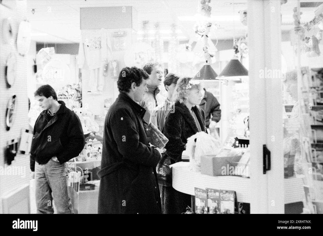 Shopping im Stadtzentrum von St. Nicolaas, Geschäfte und Kioske, 12. 04. 12. 04. 1985, Whizgle Dutch News: Historische Bilder für die Zukunft. Erkunden Sie die Vergangenheit der Niederlande mit modernen Perspektiven durch Bilder von niederländischen Agenturen. Verbinden der Ereignisse von gestern mit den Erkenntnissen von morgen. Begeben Sie sich auf eine zeitlose Reise mit Geschichten, die unsere Zukunft prägen. Stockfoto