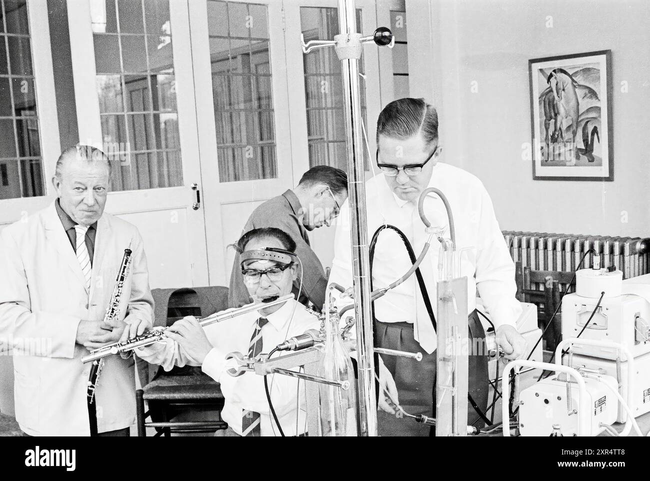 Wissenschaftliche Messung von Blasinstrumenten, Musik, 10-07-1962, Whizgle Dutch News: Historische Bilder zugeschnitten auf die Zukunft. Erkunden Sie die Vergangenheit der Niederlande mit modernen Perspektiven durch Bilder von niederländischen Agenturen. Verbinden der Ereignisse von gestern mit den Erkenntnissen von morgen. Begeben Sie sich auf eine zeitlose Reise mit Geschichten, die unsere Zukunft prägen. Stockfoto