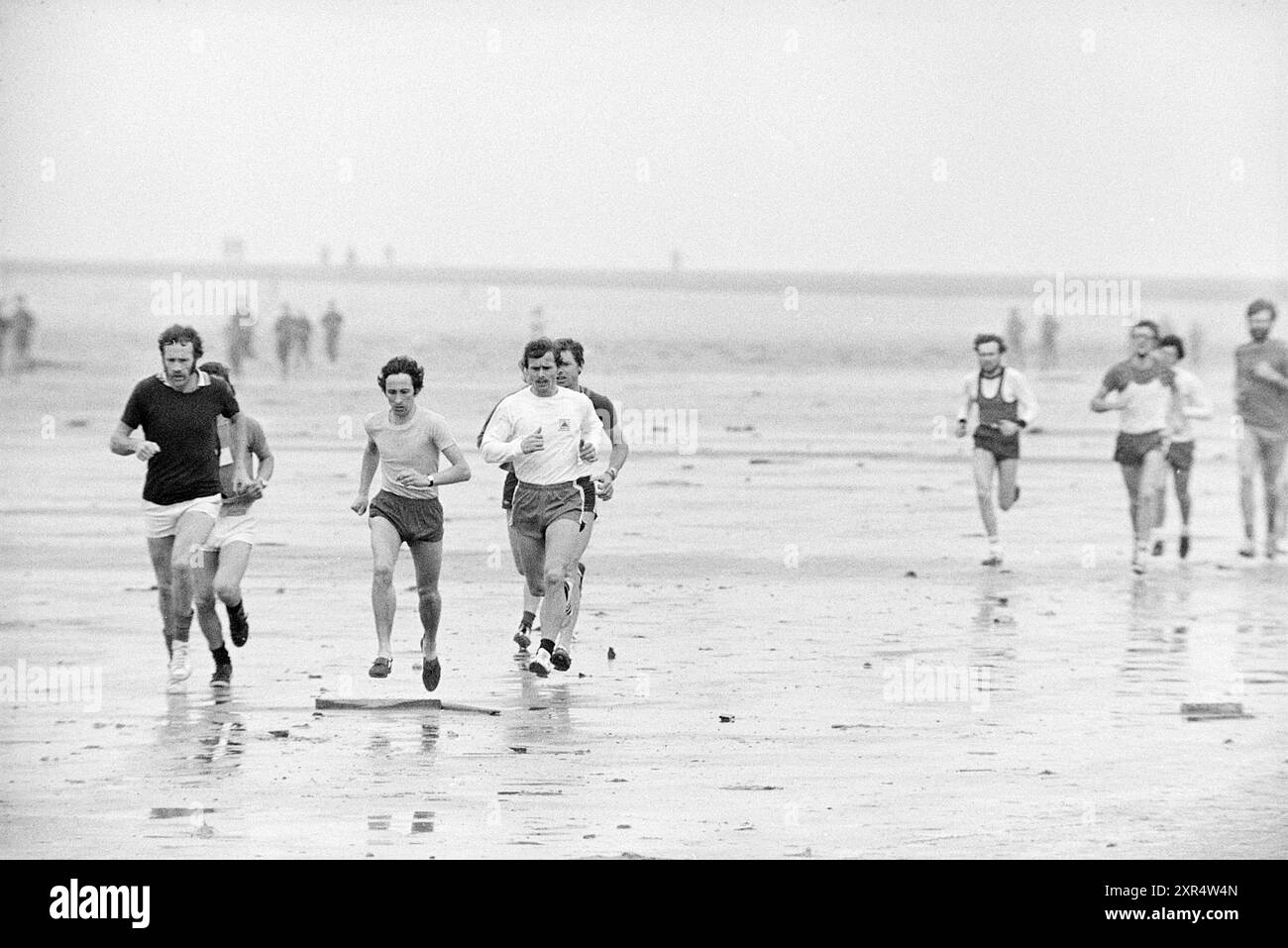 Running on the Beach., Whizgle Dutch News: Historische Bilder für die Zukunft. Erkunden Sie die Vergangenheit der Niederlande mit modernen Perspektiven durch Bilder von niederländischen Agenturen. Verbinden der Ereignisse von gestern mit den Erkenntnissen von morgen. Begeben Sie sich auf eine zeitlose Reise mit Geschichten, die unsere Zukunft prägen. Stockfoto