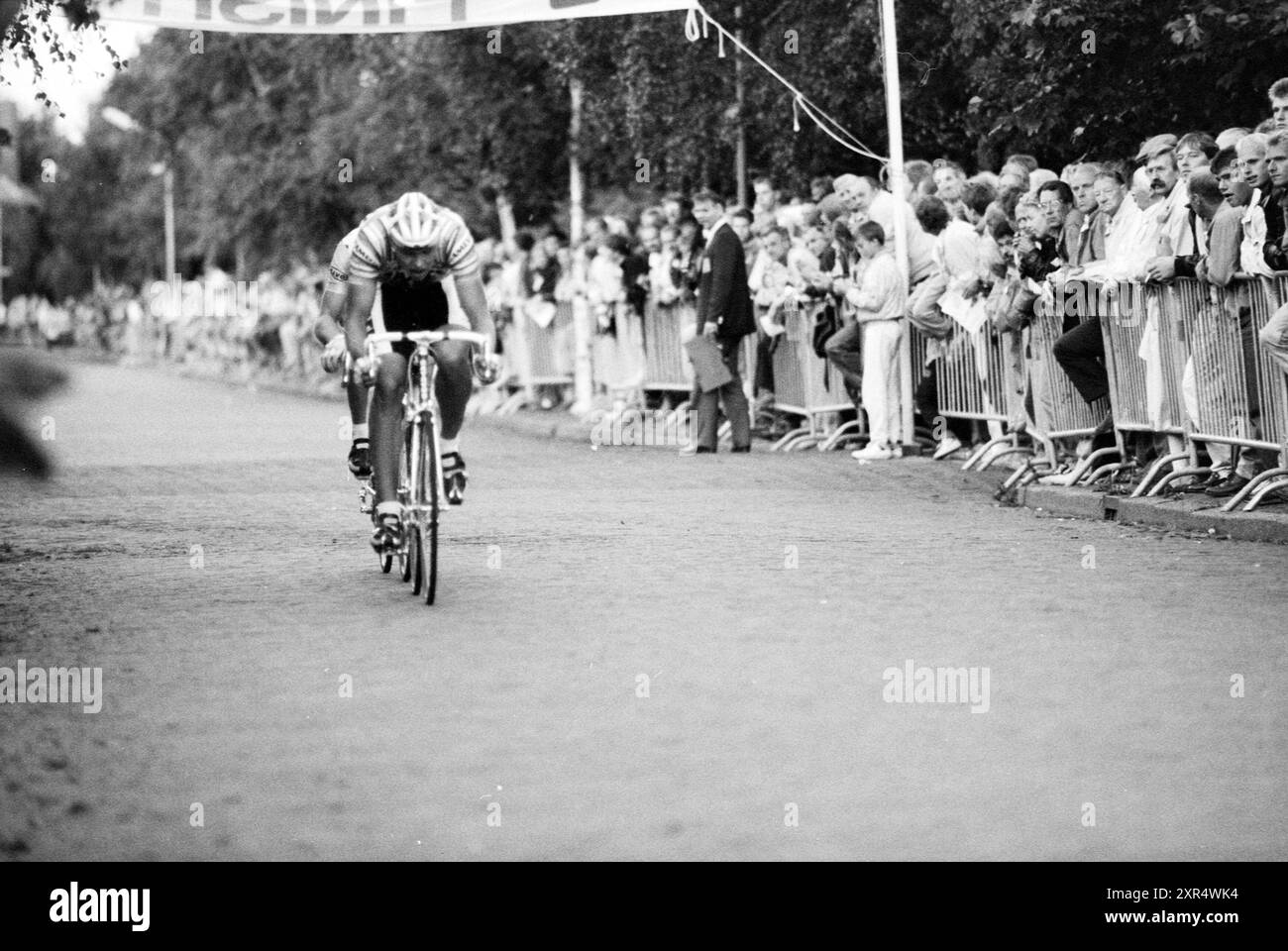 Tour durch Santpoort-N., Radfahren, Santpoort-Noord, 02-08-1989, Whizgle Dutch News: Historische Bilder für die Zukunft. Erkunden Sie die Vergangenheit der Niederlande mit modernen Perspektiven durch Bilder von niederländischen Agenturen. Verbinden der Ereignisse von gestern mit den Erkenntnissen von morgen. Begeben Sie sich auf eine zeitlose Reise mit Geschichten, die unsere Zukunft prägen. Stockfoto