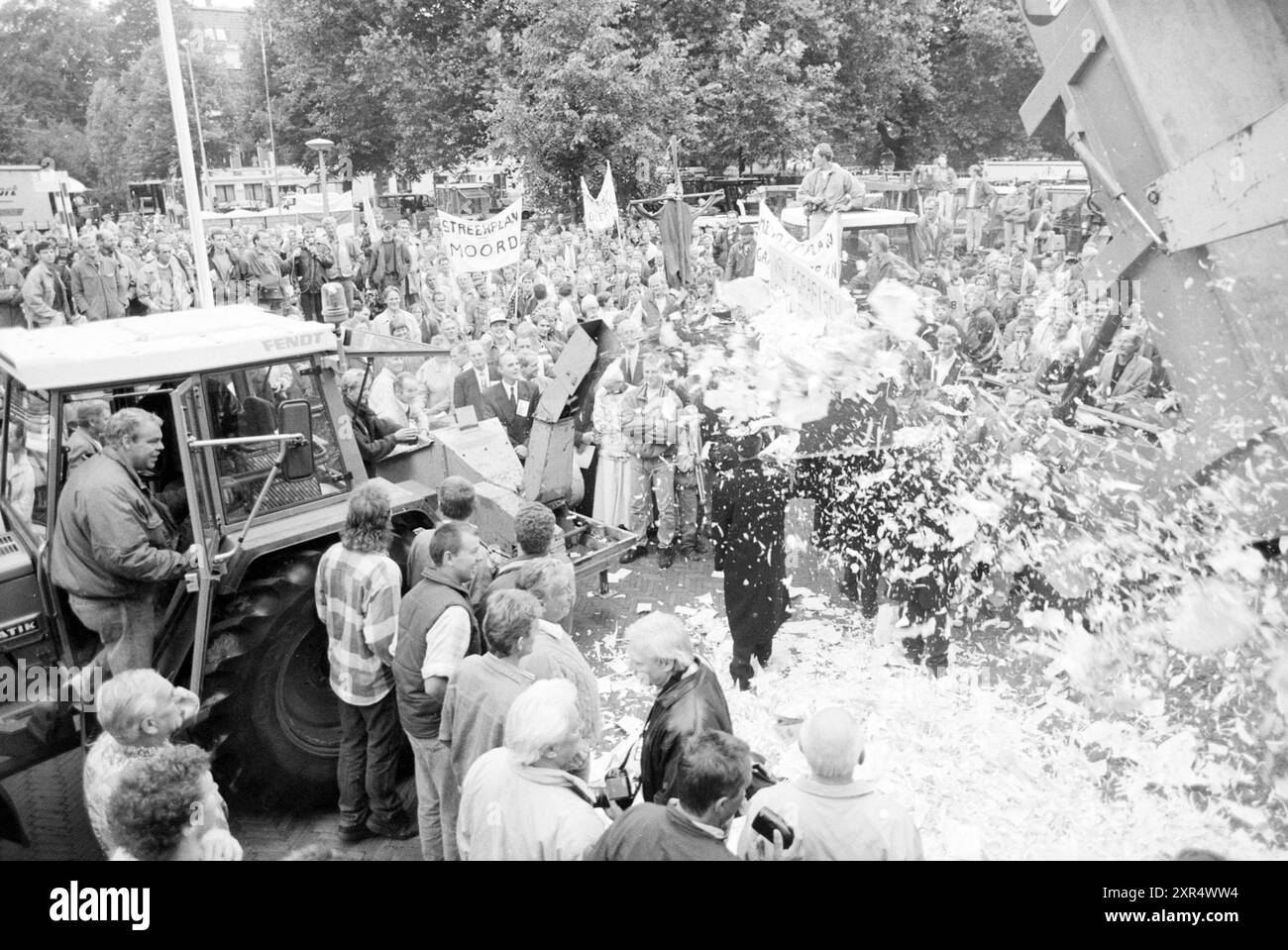 Demonstration von Landwirten und Gärtnern, 05-09-1994, Whizgle Dutch News: Historische Bilder zugeschnitten auf die Zukunft. Erkunden Sie die Vergangenheit der Niederlande mit modernen Perspektiven durch Bilder von niederländischen Agenturen. Verbinden der Ereignisse von gestern mit den Erkenntnissen von morgen. Begeben Sie sich auf eine zeitlose Reise mit Geschichten, die unsere Zukunft prägen. Stockfoto