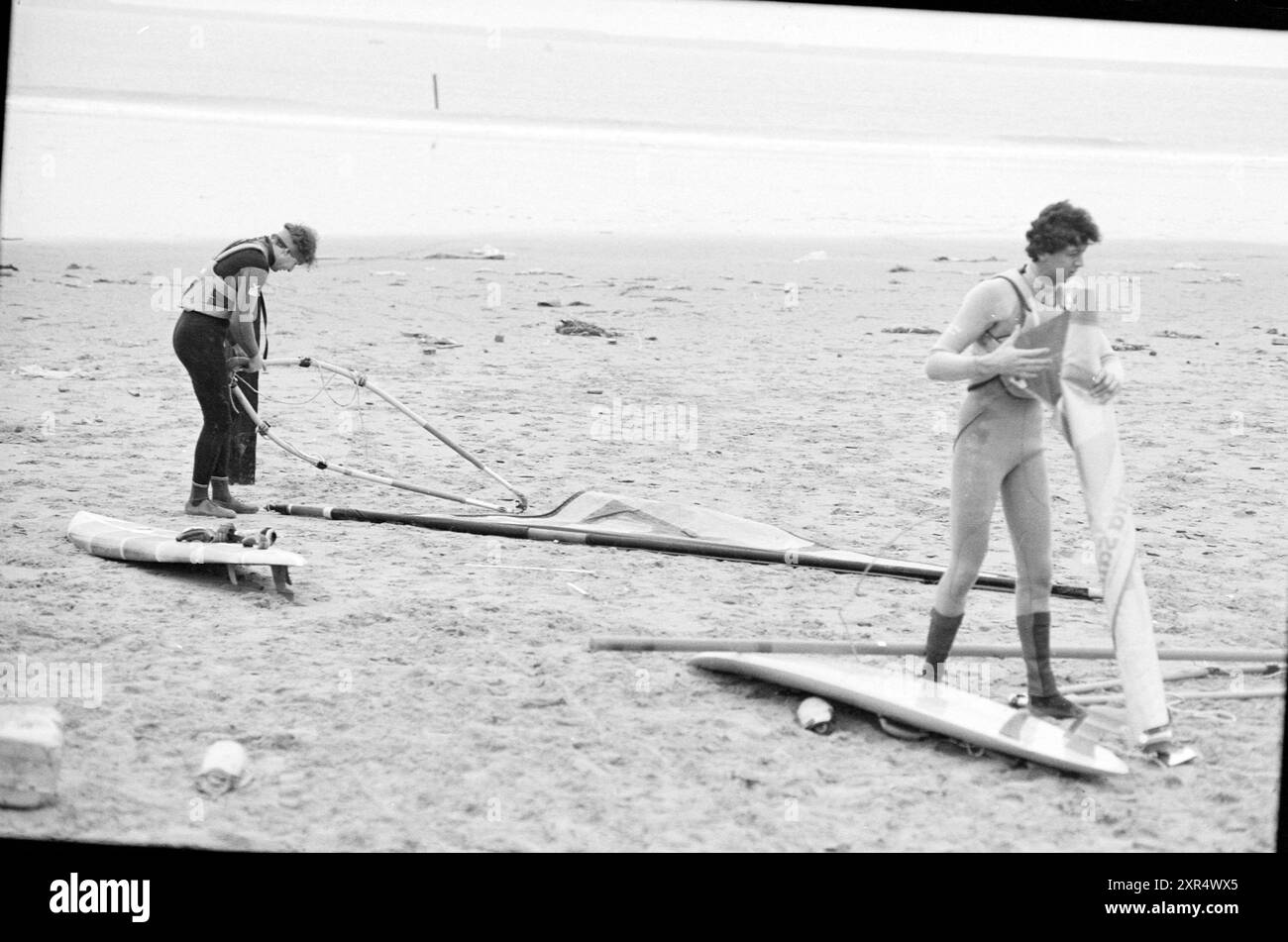 Genießen Sie frische Luft am IJmuiden Pier, Piers and Pier Construction, IJmuiden, Niederlande, 19-01-1986, Whizgle Dutch News: Historische Bilder für die Zukunft. Erkunden Sie die Vergangenheit der Niederlande mit modernen Perspektiven durch Bilder von niederländischen Agenturen. Verbinden der Ereignisse von gestern mit den Erkenntnissen von morgen. Begeben Sie sich auf eine zeitlose Reise mit Geschichten, die unsere Zukunft prägen. Stockfoto