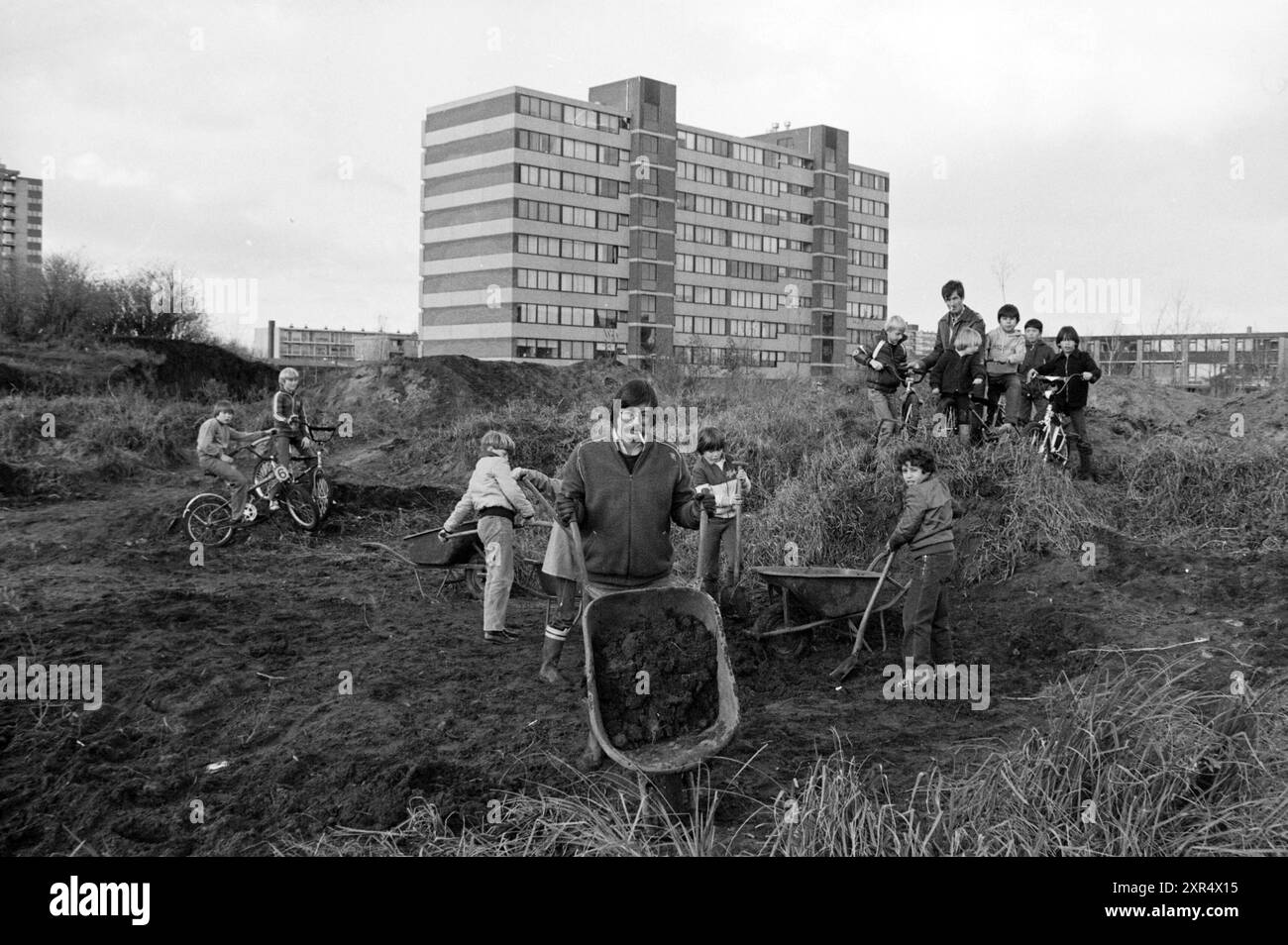 Bau von Geländebrücken Schalkwijk, Terrains, 15.-11-1981, Whizgle Dutch News: Historische Bilder zugeschnitten auf die Zukunft. Erkunden Sie die Vergangenheit der Niederlande mit modernen Perspektiven durch Bilder von niederländischen Agenturen. Verbinden der Ereignisse von gestern mit den Erkenntnissen von morgen. Begeben Sie sich auf eine zeitlose Reise mit Geschichten, die unsere Zukunft prägen. Stockfoto