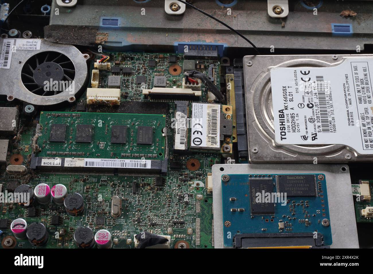 Terengganu, Malaysia - 24. August 2024 : Nahaufnahme eines alten Laptops auf isoliertem Hintergrund. Komponenten wie toshiba-Festplatte und Lüfterkühler. Stockfoto