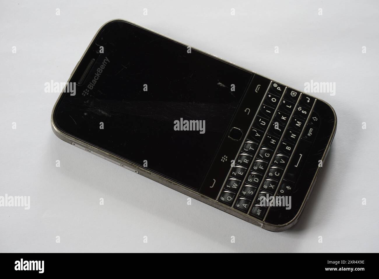 Terengganu, Malaysia - 24. August 2024 : Großaufnahme des klassischen q20-Tastaturtelefons mit schwarzem blackberry auf isoliertem Hintergrund Stockfoto