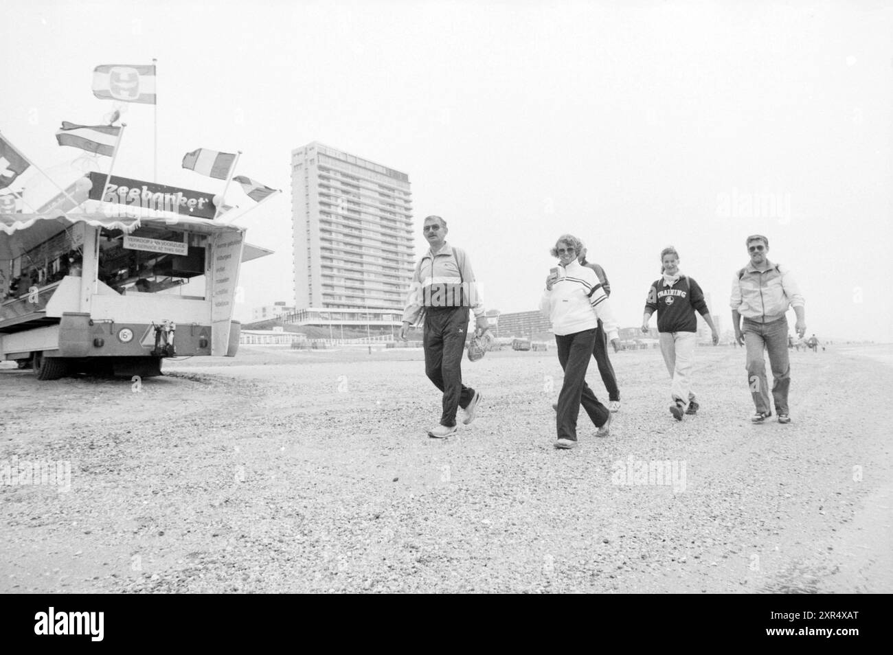 Strand sechs Tage, Zandvoort, Strand und Strände, Wandern, Zandvoort, 29-07-1987, Whizgle Dutch News: Historical Images Tailored for the Future. Erkunden Sie die Vergangenheit der Niederlande mit modernen Perspektiven durch Bilder von niederländischen Agenturen. Verbinden der Ereignisse von gestern mit den Erkenntnissen von morgen. Begeben Sie sich auf eine zeitlose Reise mit Geschichten, die unsere Zukunft prägen. Stockfoto