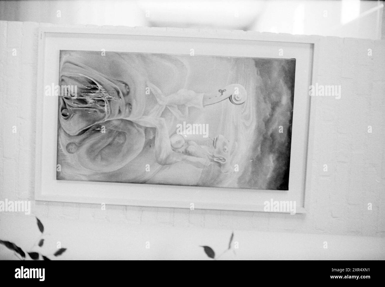 Surrealistische Kunst in Noordwijkerhout, Noordwijkerhout, 11-03-1994, Whizgle Dutch News: Historische Bilder zugeschnitten auf die Zukunft. Erkunden Sie die Vergangenheit der Niederlande mit modernen Perspektiven durch Bilder von niederländischen Agenturen. Verbinden der Ereignisse von gestern mit den Erkenntnissen von morgen. Begeben Sie sich auf eine zeitlose Reise mit Geschichten, die unsere Zukunft prägen. Stockfoto