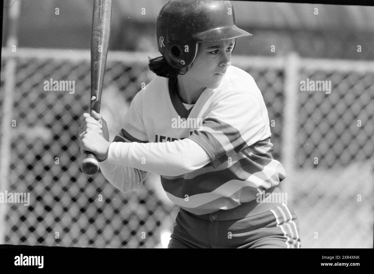 Niederlande - Japan, Softball, 20-07-1985, Whizgle Dutch News: Historische Bilder für die Zukunft. Erkunden Sie die Vergangenheit der Niederlande mit modernen Perspektiven durch Bilder von niederländischen Agenturen. Verbinden der Ereignisse von gestern mit den Erkenntnissen von morgen. Begeben Sie sich auf eine zeitlose Reise mit Geschichten, die unsere Zukunft prägen. Stockfoto