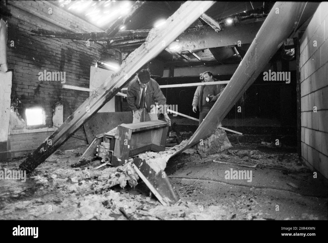 Ausgebrannter Schießstand Halfweg, Feuer, Feuerwehr, Halfweg, 08-02-1989, Whizgle Dutch News: historische Bilder für die Zukunft. Erkunden Sie die Vergangenheit der Niederlande mit modernen Perspektiven durch Bilder von niederländischen Agenturen. Verbinden der Ereignisse von gestern mit den Erkenntnissen von morgen. Begeben Sie sich auf eine zeitlose Reise mit Geschichten, die unsere Zukunft prägen. Stockfoto