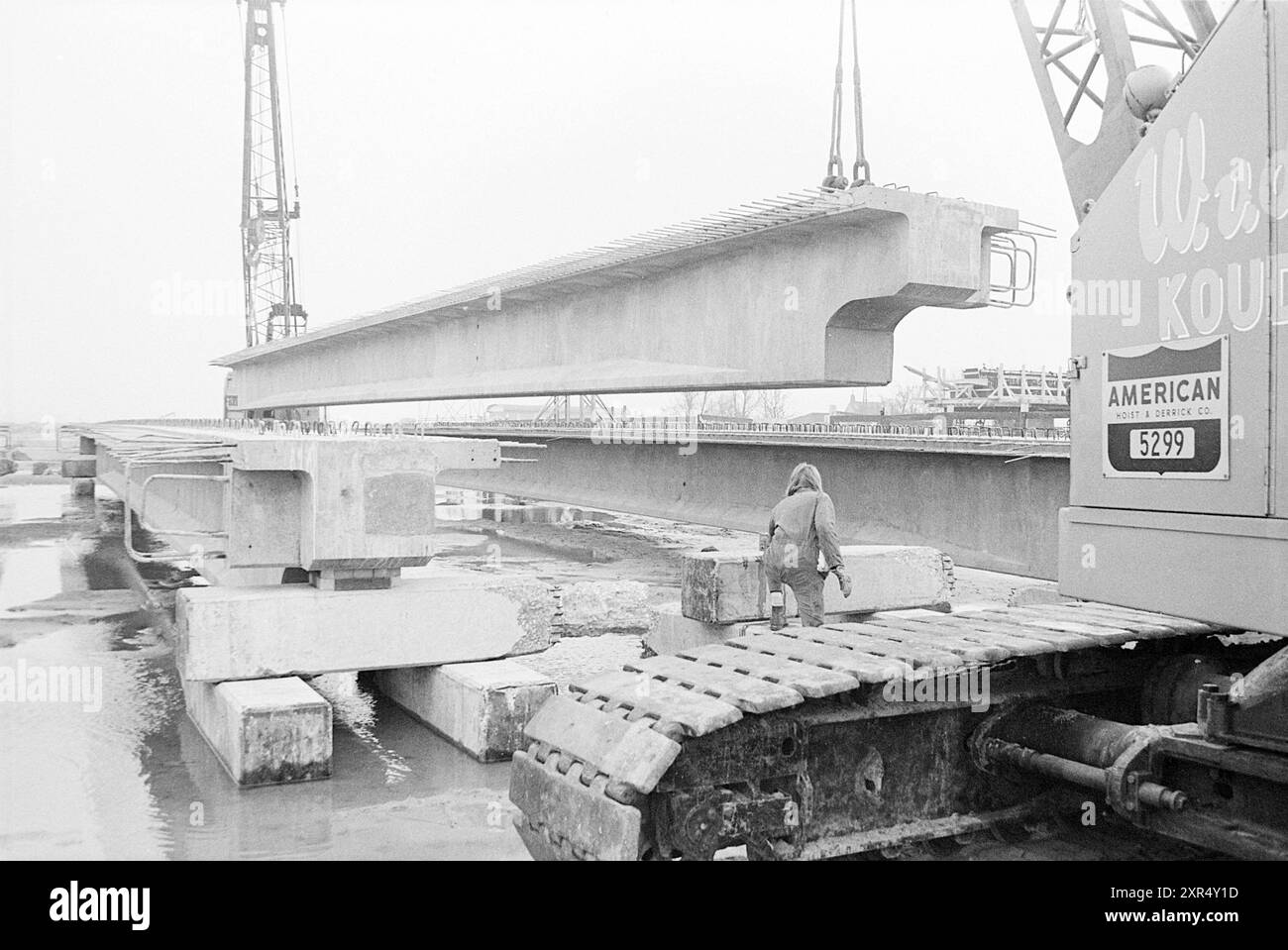 Einen PIQ-Betonstrahl für eine Brücke platzieren, Whizgle Dutch News: Historical Images Tailored for the Future. Erkunden Sie die Vergangenheit der Niederlande mit modernen Perspektiven durch Bilder von niederländischen Agenturen. Verbinden der Ereignisse von gestern mit den Erkenntnissen von morgen. Begeben Sie sich auf eine zeitlose Reise mit Geschichten, die unsere Zukunft prägen. Stockfoto