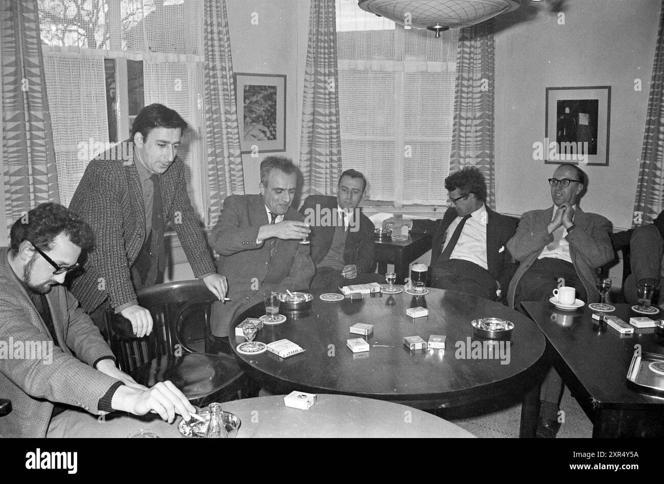 Festliche Zusammenkunft von Männern, möglicherweise Studenten, Gesellschaft, Schriftstellern, Whizgle Dutch News: Historische Bilder für die Zukunft. Erkunden Sie die Vergangenheit der Niederlande mit modernen Perspektiven durch Bilder von niederländischen Agenturen. Verbinden der Ereignisse von gestern mit den Erkenntnissen von morgen. Begeben Sie sich auf eine zeitlose Reise mit Geschichten, die unsere Zukunft prägen. Stockfoto