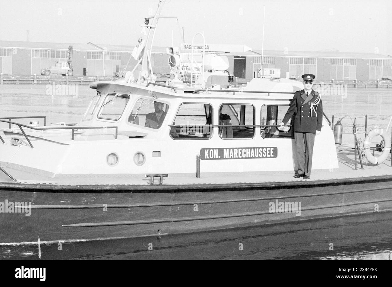 Lieutenant Kon. Marechaussee Abt. Hafen Amsterdam Schulze Kool., Marechaussee, Amsterdam, Niederlande, 15-02-1985, Whizgle Dutch News: historische Bilder für die Zukunft. Erkunden Sie die Vergangenheit der Niederlande mit modernen Perspektiven durch Bilder von niederländischen Agenturen. Verbinden der Ereignisse von gestern mit den Erkenntnissen von morgen. Begeben Sie sich auf eine zeitlose Reise mit Geschichten, die unsere Zukunft prägen. Stockfoto