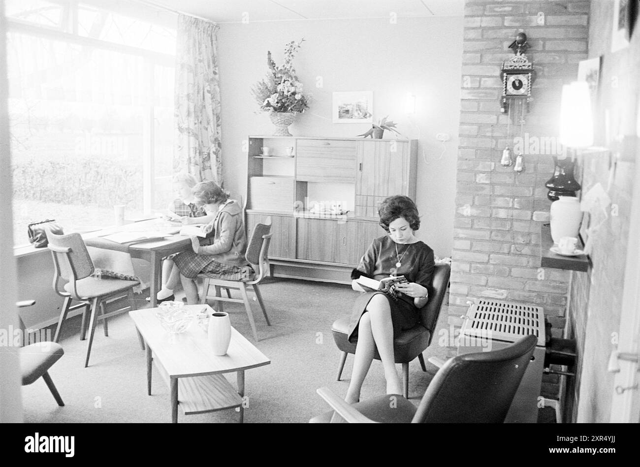 1st Bogaars House in Dinther N.B., Exterior, Houses and House Construction, Interior, 07-11-1963, Whizgle Dutch News: Historische Bilder zugeschnitten auf die Zukunft. Erkunden Sie die Vergangenheit der Niederlande mit modernen Perspektiven durch Bilder von niederländischen Agenturen. Verbinden der Ereignisse von gestern mit den Erkenntnissen von morgen. Begeben Sie sich auf eine zeitlose Reise mit Geschichten, die unsere Zukunft prägen. Stockfoto