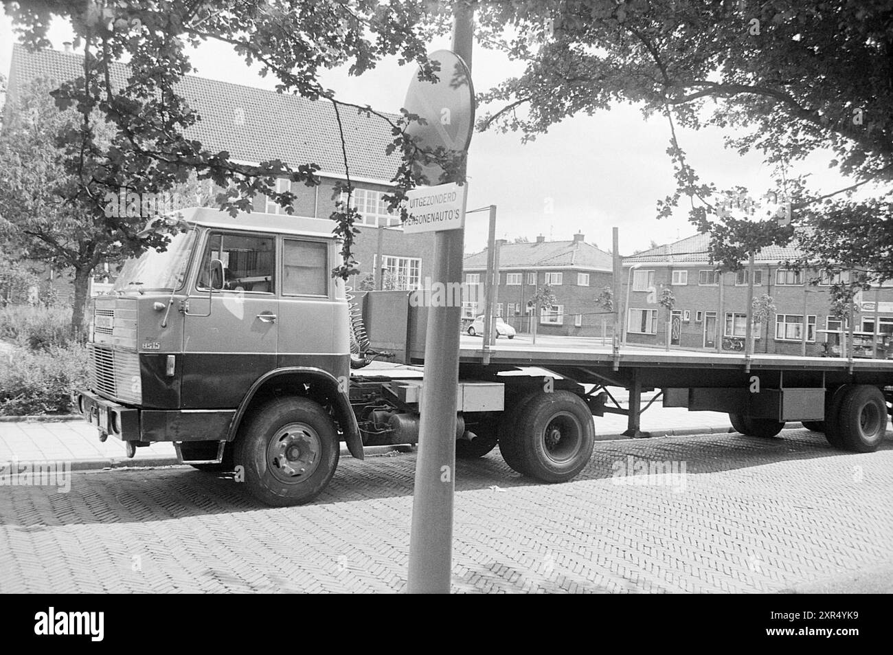 Truck auf dem Dorfplatz, Whizgle Dutch News: Historische Bilder für die Zukunft. Erkunden Sie die Vergangenheit der Niederlande mit modernen Perspektiven durch Bilder von niederländischen Agenturen. Verbinden der Ereignisse von gestern mit den Erkenntnissen von morgen. Begeben Sie sich auf eine zeitlose Reise mit Geschichten, die unsere Zukunft prägen. Stockfoto