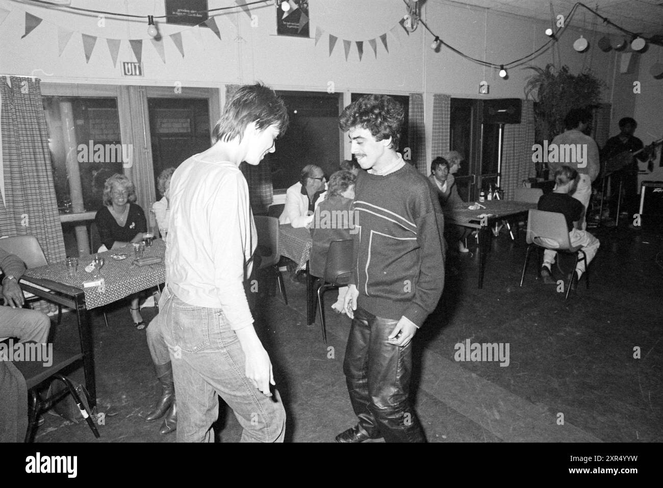 Nachbarschaftsparty de Til, Queen's Day, 30-04-1984, Whizgle Dutch News: Historische Bilder für die Zukunft. Erkunden Sie die Vergangenheit der Niederlande mit modernen Perspektiven durch Bilder von niederländischen Agenturen. Verbinden der Ereignisse von gestern mit den Erkenntnissen von morgen. Begeben Sie sich auf eine zeitlose Reise mit Geschichten, die unsere Zukunft prägen. Stockfoto