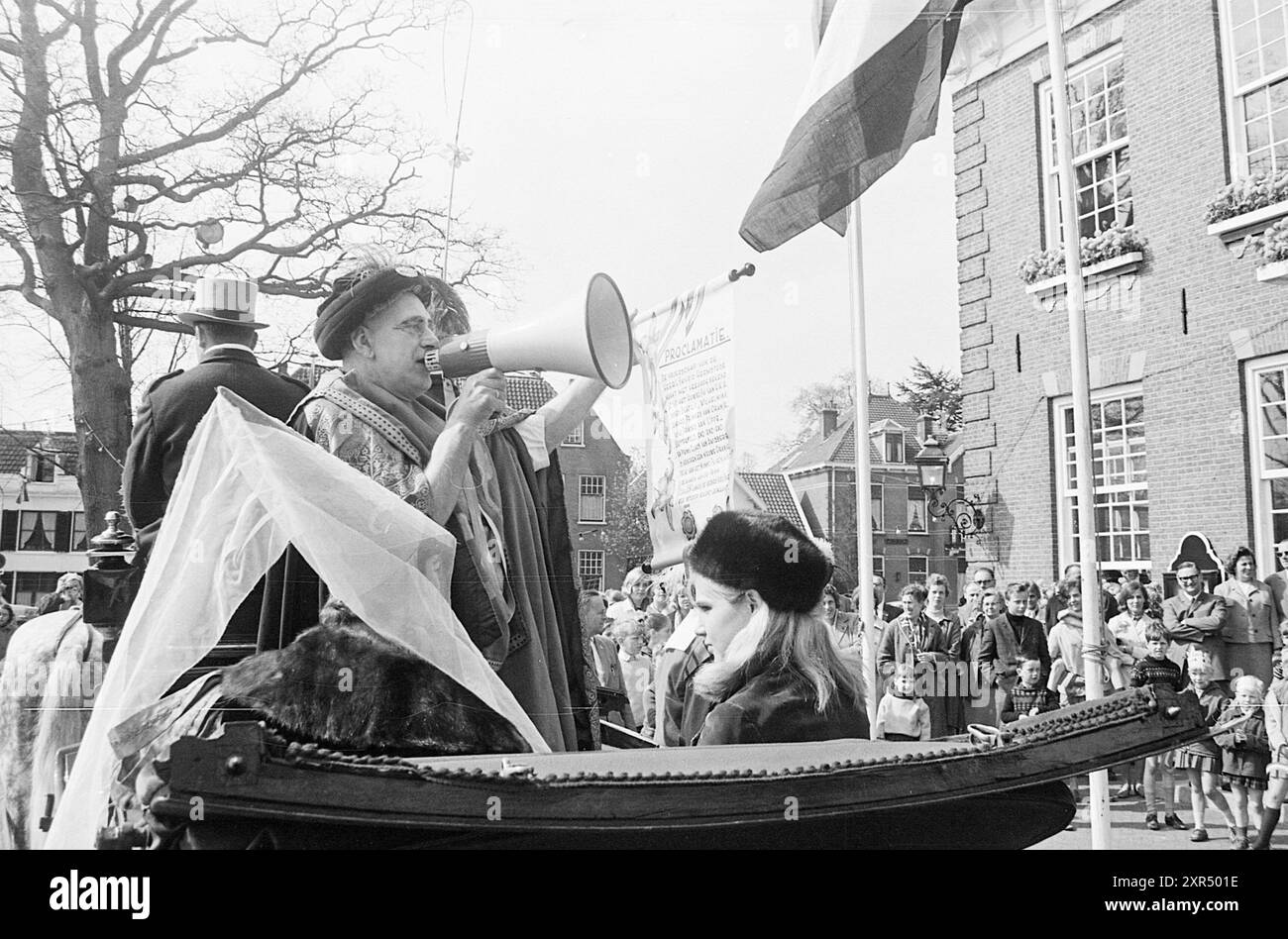 Heralds on Roseback, Festival, Festivitäten und Manifestationen, 29-04-1967, Whizgle Dutch News: Historical Images Tailored for the Future. Erkunden Sie die Vergangenheit der Niederlande mit modernen Perspektiven durch Bilder von niederländischen Agenturen. Verbinden der Ereignisse von gestern mit den Erkenntnissen von morgen. Begeben Sie sich auf eine zeitlose Reise mit Geschichten, die unsere Zukunft prägen. Stockfoto