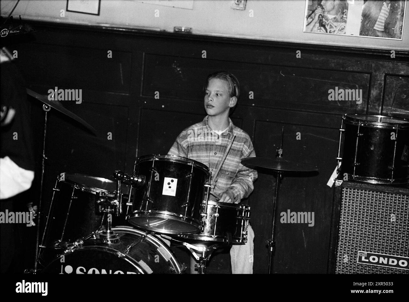 Junge Band, Taverna Imperial, H'lem, Haarlem, Niederlande, 28-02-1996, Whizgle Dutch News: historische Bilder zugeschnitten auf die Zukunft. Erkunden Sie die Vergangenheit der Niederlande mit modernen Perspektiven durch Bilder von niederländischen Agenturen. Verbinden der Ereignisse von gestern mit den Erkenntnissen von morgen. Begeben Sie sich auf eine zeitlose Reise mit Geschichten, die unsere Zukunft prägen. Stockfoto