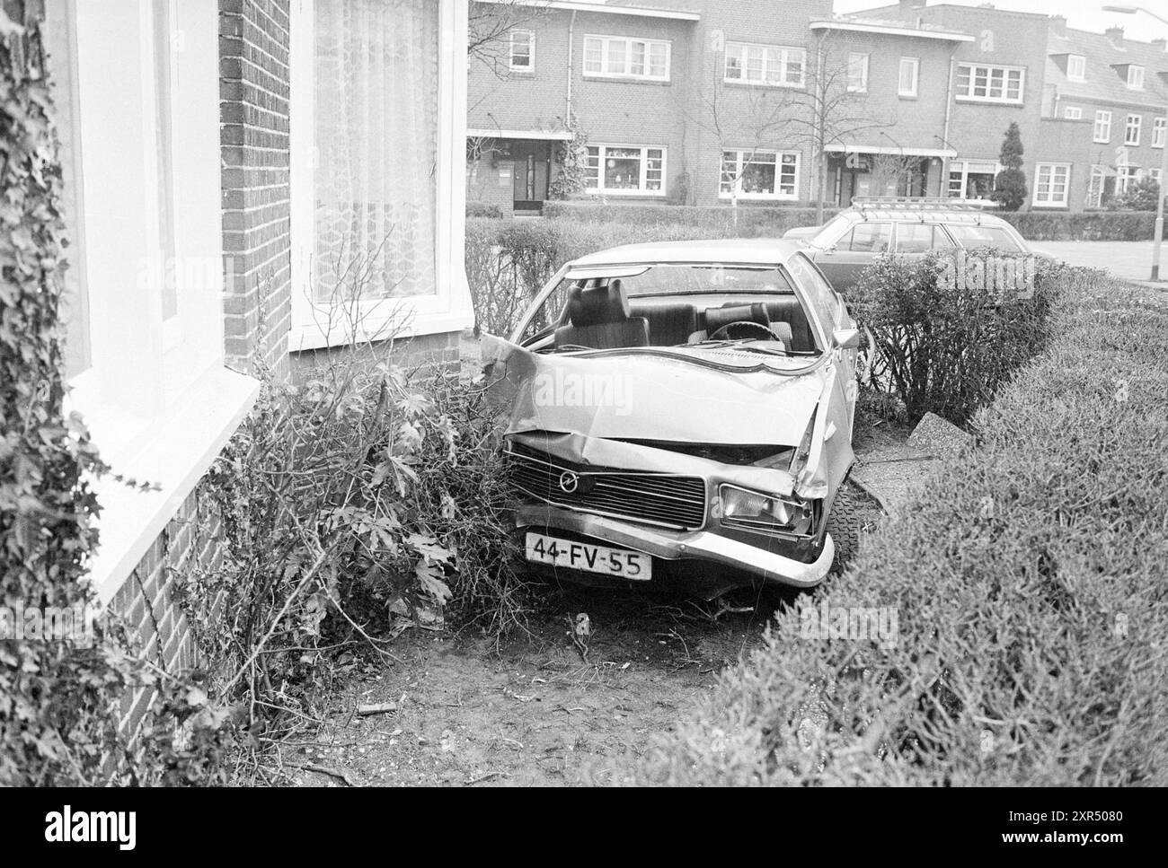 Verkehrsunfallwagen stürzt ins Haus, 00-02-1983, Whizgle Dutch News: Historische Bilder zugeschnitten auf die Zukunft. Erkunden Sie die Vergangenheit der Niederlande mit modernen Perspektiven durch Bilder von niederländischen Agenturen. Verbinden der Ereignisse von gestern mit den Erkenntnissen von morgen. Begeben Sie sich auf eine zeitlose Reise mit Geschichten, die unsere Zukunft prägen. Stockfoto