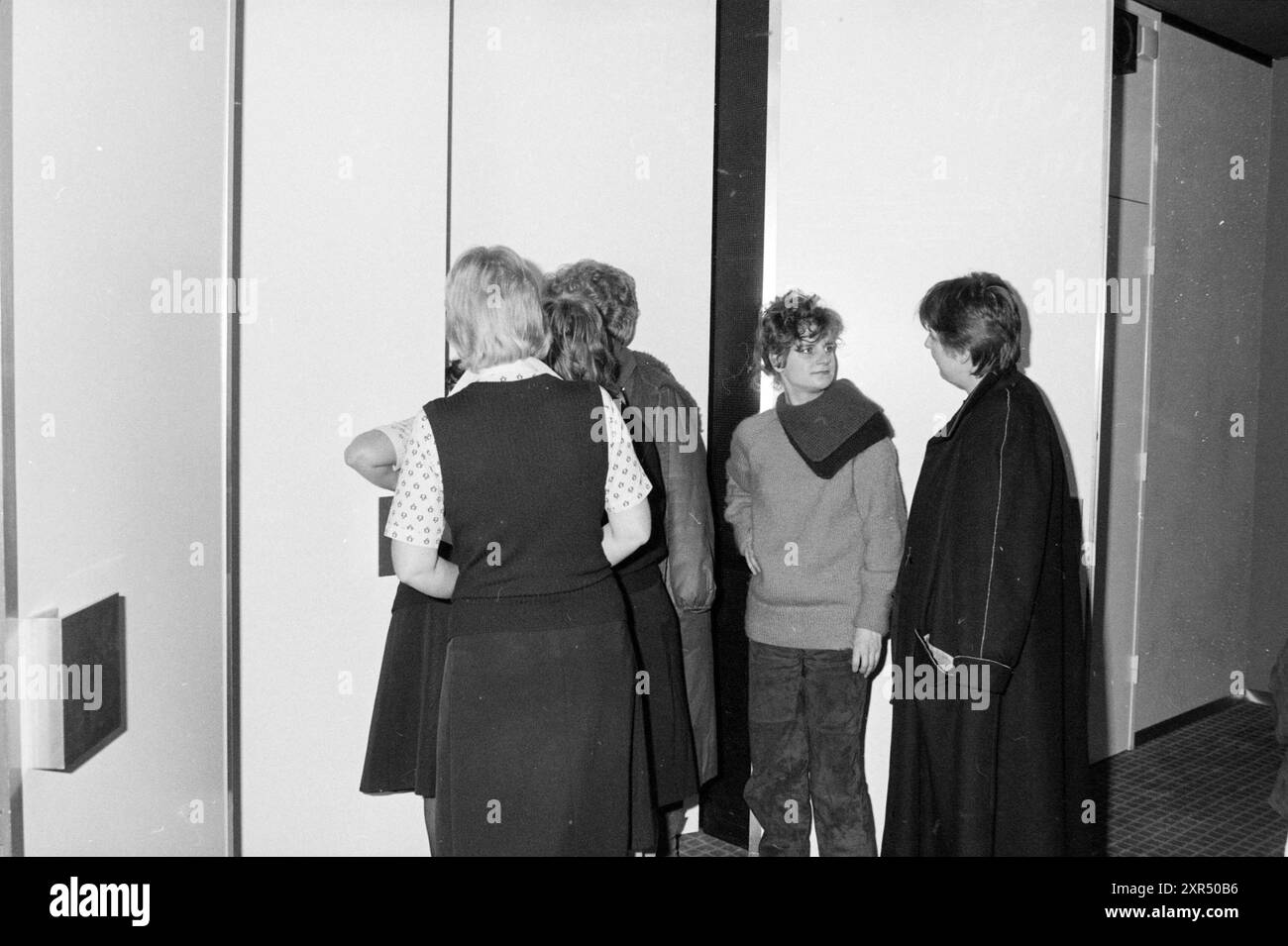 Arrival of Popgroup Stars TV Film Fame at Schiphol, Groups, Music, 28-03-1983, Whizgle Dutch News: Historische Bilder zugeschnitten auf die Zukunft. Erkunden Sie die Vergangenheit der Niederlande mit modernen Perspektiven durch Bilder von niederländischen Agenturen. Verbinden der Ereignisse von gestern mit den Erkenntnissen von morgen. Begeben Sie sich auf eine zeitlose Reise mit Geschichten, die unsere Zukunft prägen. Stockfoto