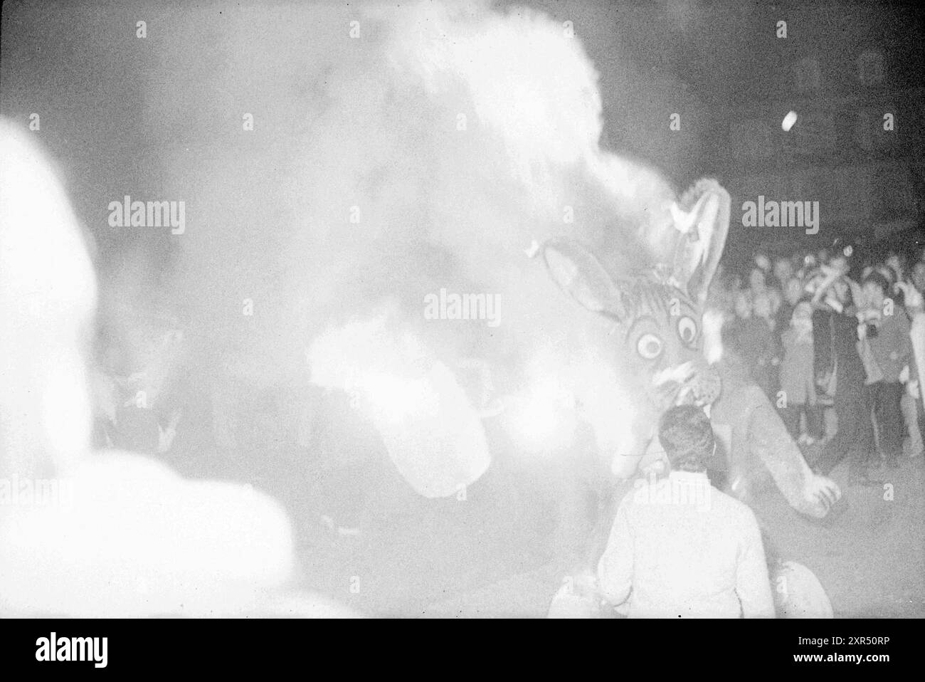 Burning Rabbit Noordwijkerhout, Karneval, 23-02-1971, Whizgle Dutch News: Historical Images Tailored for the Future. Erkunden Sie die Vergangenheit der Niederlande mit modernen Perspektiven durch Bilder von niederländischen Agenturen. Verbinden der Ereignisse von gestern mit den Erkenntnissen von morgen. Begeben Sie sich auf eine zeitlose Reise mit Geschichten, die unsere Zukunft prägen. Stockfoto