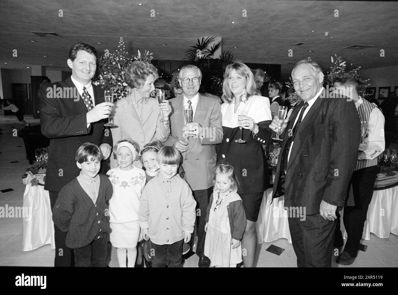 Eröffnung Van der Valk Motel A4, Rijksweg A4, 09-04-1992, Whizgle Dutch News: Historische Bilder für die Zukunft. Erkunden Sie die Vergangenheit der Niederlande mit modernen Perspektiven durch Bilder von niederländischen Agenturen. Verbinden der Ereignisse von gestern mit den Erkenntnissen von morgen. Begeben Sie sich auf eine zeitlose Reise mit Geschichten, die unsere Zukunft prägen. Stockfoto