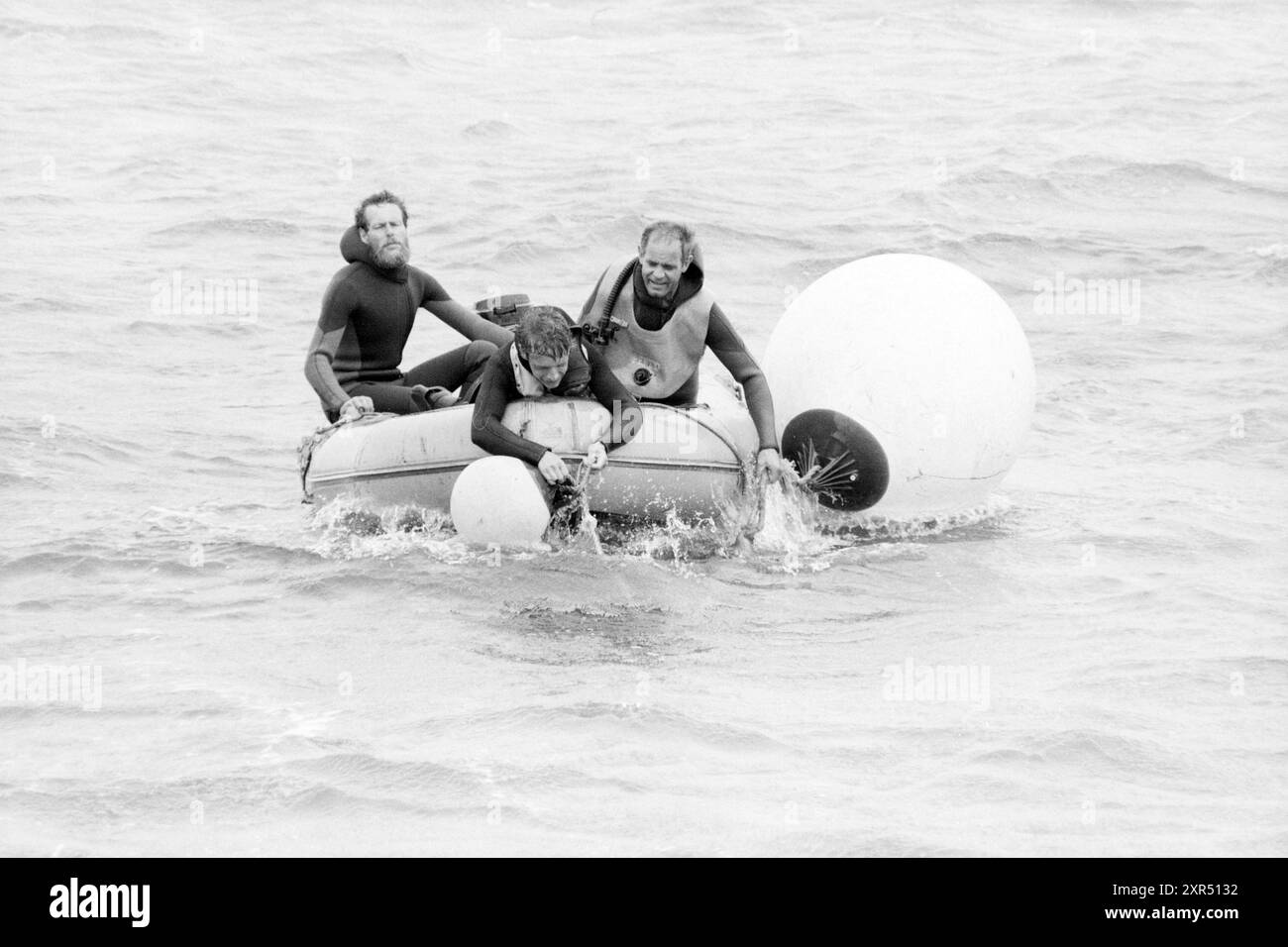 Crew der RP 20 der Staatspolizei im Wasser an einer Boje, Whizgle Dutch News: Historische Bilder zugeschnitten auf die Zukunft. Erkunden Sie die Vergangenheit der Niederlande mit modernen Perspektiven durch Bilder von niederländischen Agenturen. Verbinden der Ereignisse von gestern mit den Erkenntnissen von morgen. Begeben Sie sich auf eine zeitlose Reise mit Geschichten, die unsere Zukunft prägen. Stockfoto