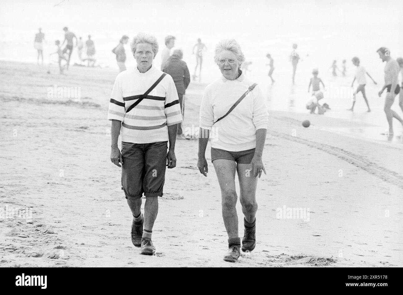 Strand sechs Tage, Zandvoort, Strand und Strände, Zandvoort, 28-07-1982, Whizgle Dutch News: historische Bilder für die Zukunft. Erkunden Sie die Vergangenheit der Niederlande mit modernen Perspektiven durch Bilder von niederländischen Agenturen. Verbinden der Ereignisse von gestern mit den Erkenntnissen von morgen. Begeben Sie sich auf eine zeitlose Reise mit Geschichten, die unsere Zukunft prägen. Stockfoto