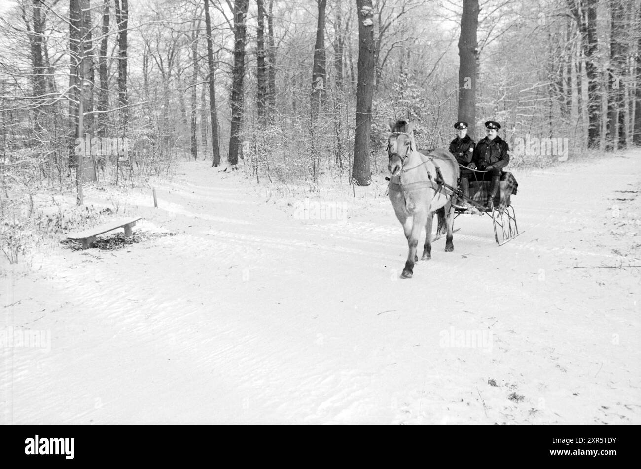 Polizei im Schlitten, 00-12-1985, Whizgle Dutch News: Historische Bilder für die Zukunft. Erkunden Sie die Vergangenheit der Niederlande mit modernen Perspektiven durch Bilder von niederländischen Agenturen. Verbinden der Ereignisse von gestern mit den Erkenntnissen von morgen. Begeben Sie sich auf eine zeitlose Reise mit Geschichten, die unsere Zukunft prägen. Stockfoto