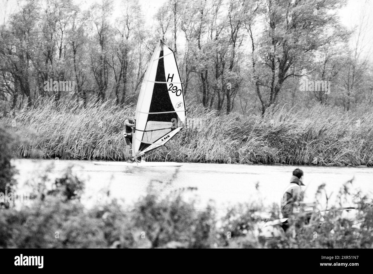 Surf Round Haarlemmermeer, Surfen, 29-10-1989, Whizgle Dutch News: Historical Images Tailored for the Future. Erkunden Sie die Vergangenheit der Niederlande mit modernen Perspektiven durch Bilder von niederländischen Agenturen. Verbinden der Ereignisse von gestern mit den Erkenntnissen von morgen. Begeben Sie sich auf eine zeitlose Reise mit Geschichten, die unsere Zukunft prägen. Stockfoto