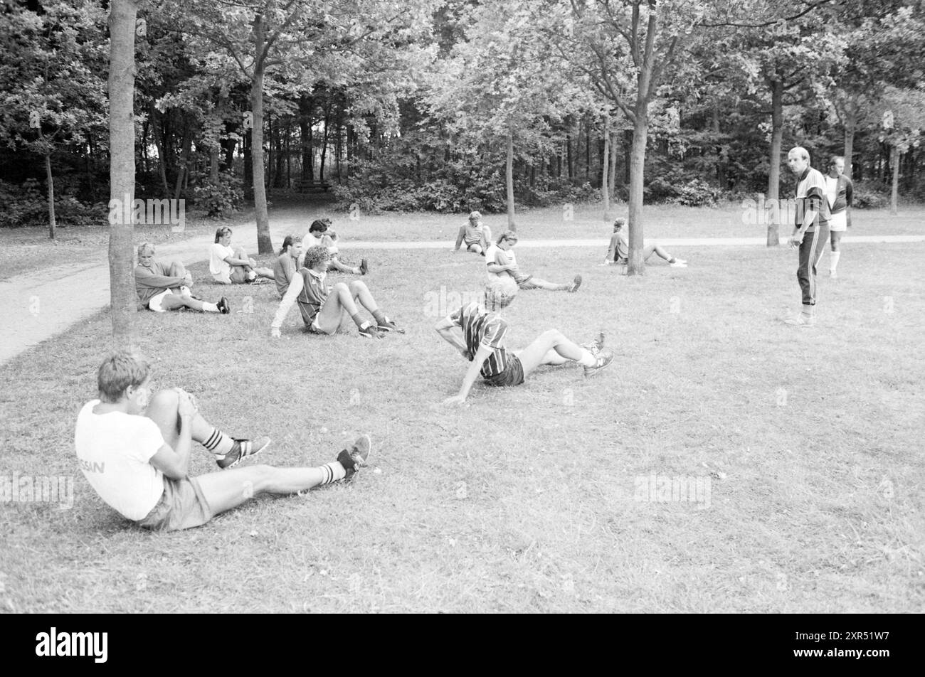 First Training Telstar, Football Telstar, 12-07-1986, Whizgle Dutch News: Historical Images Tailored for the Future. Erkunden Sie die Vergangenheit der Niederlande mit modernen Perspektiven durch Bilder von niederländischen Agenturen. Verbinden der Ereignisse von gestern mit den Erkenntnissen von morgen. Begeben Sie sich auf eine zeitlose Reise mit Geschichten, die unsere Zukunft prägen. Stockfoto