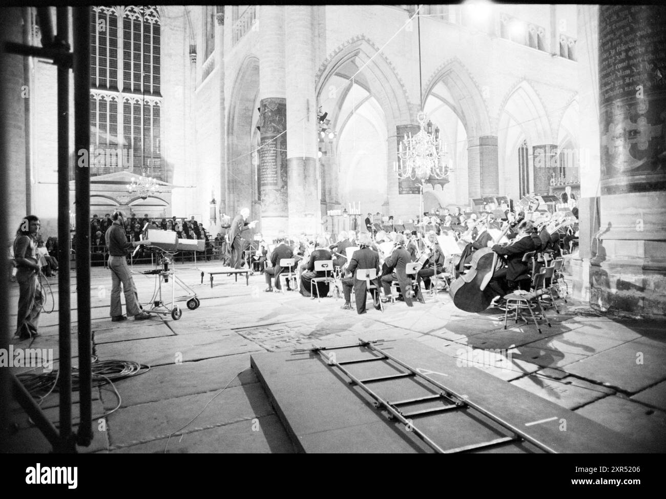 Klassisches Konzert in Grote (Bavo) Kirche mit TV-Aufnahme, Whizgle Dutch News: Historische Bilder zugeschnitten auf die Zukunft. Erkunden Sie die Vergangenheit der Niederlande mit modernen Perspektiven durch Bilder von niederländischen Agenturen. Verbinden der Ereignisse von gestern mit den Erkenntnissen von morgen. Begeben Sie sich auf eine zeitlose Reise mit Geschichten, die unsere Zukunft prägen. Stockfoto