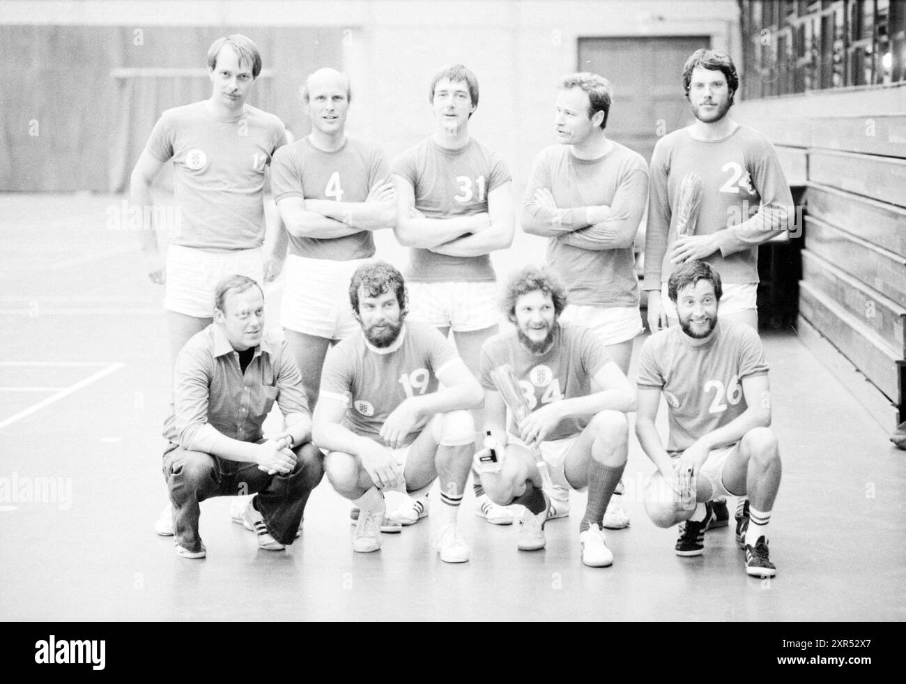 Team Police, Volleyball, 21.05.1979, Whizgle Dutch News: Historische Bilder für die Zukunft. Erkunden Sie die Vergangenheit der Niederlande mit modernen Perspektiven durch Bilder von niederländischen Agenturen. Verbinden der Ereignisse von gestern mit den Erkenntnissen von morgen. Begeben Sie sich auf eine zeitlose Reise mit Geschichten, die unsere Zukunft prägen. Stockfoto